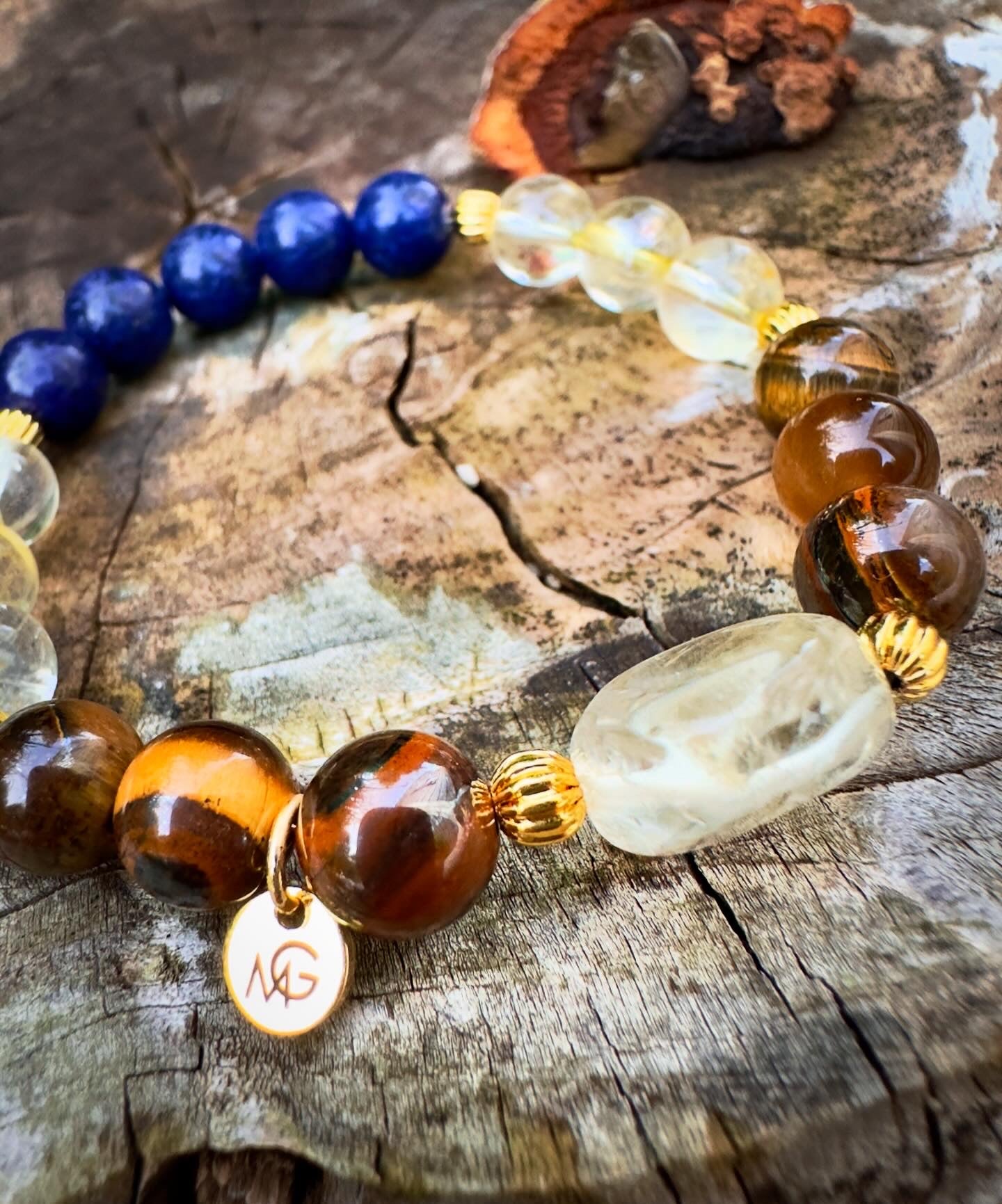 سوار من حجر السترين واللازورد وعين النمر