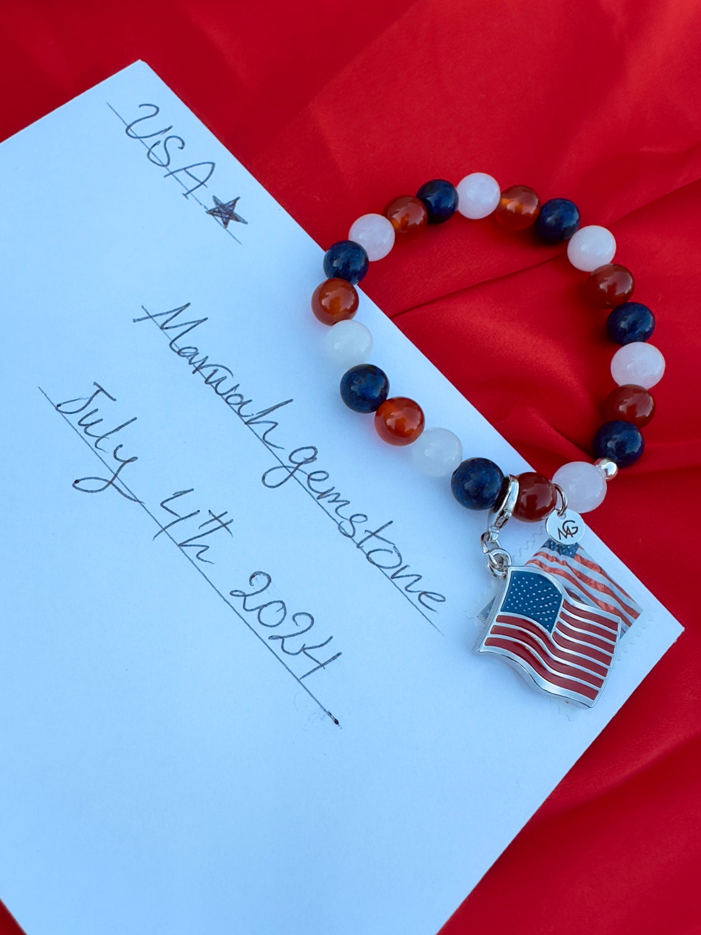 تصميم الرابع من يوليو من اللازورد والعقيق الأحمر والكوارتز الأبيض مع سحر العلم الأمريكي