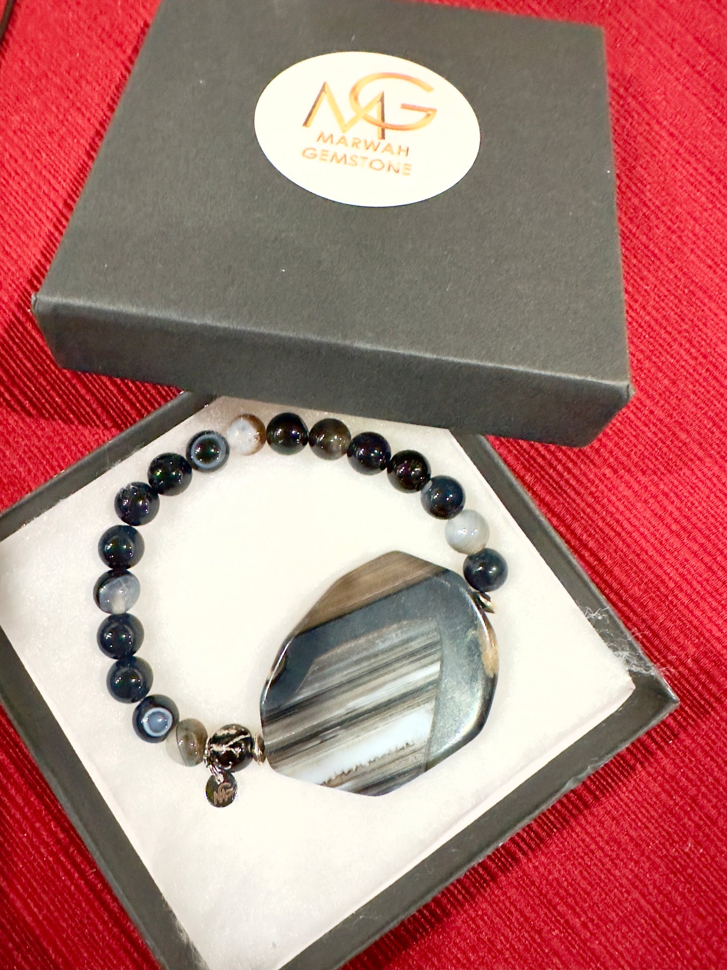 سوار من العقيق الأسود