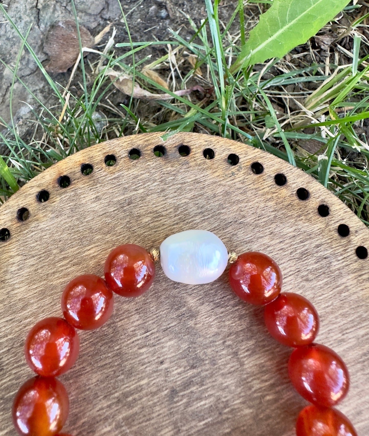 سوار من العقيق الأحمر (العقيق الأحمر) واللؤلؤ (عيار 21 قيراط)