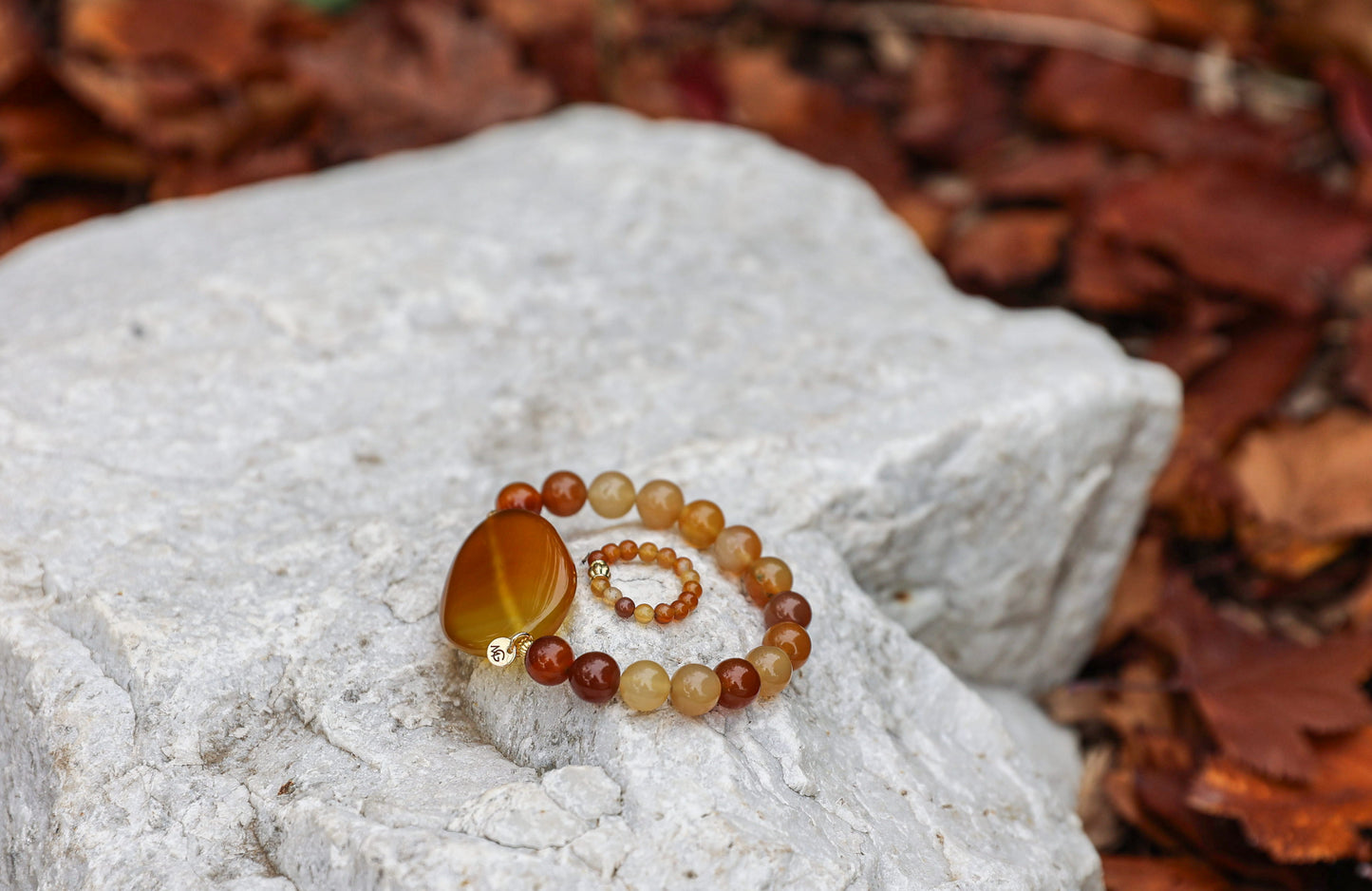 طقم سوار وخاتم من العقيق الأصفر