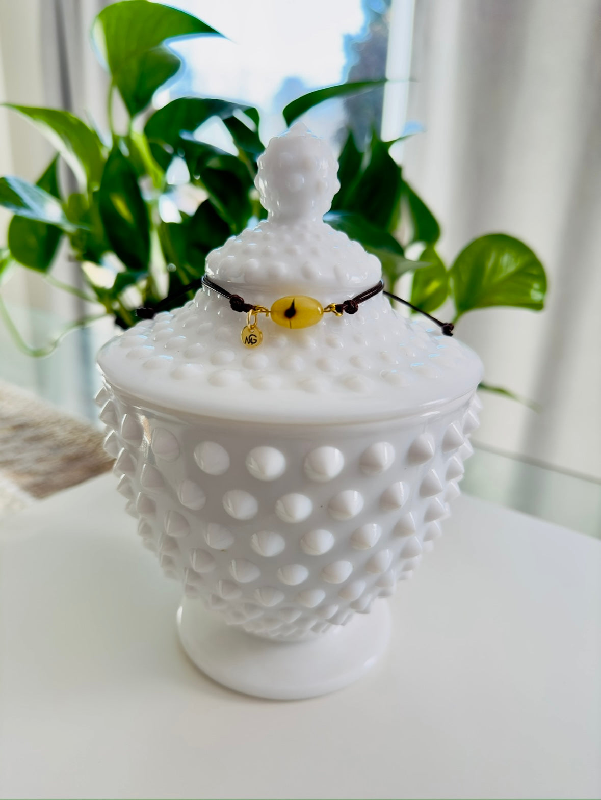 سوار جلدي قابل للتعديل باللون الأصفر والبني (مباع بالكامل)