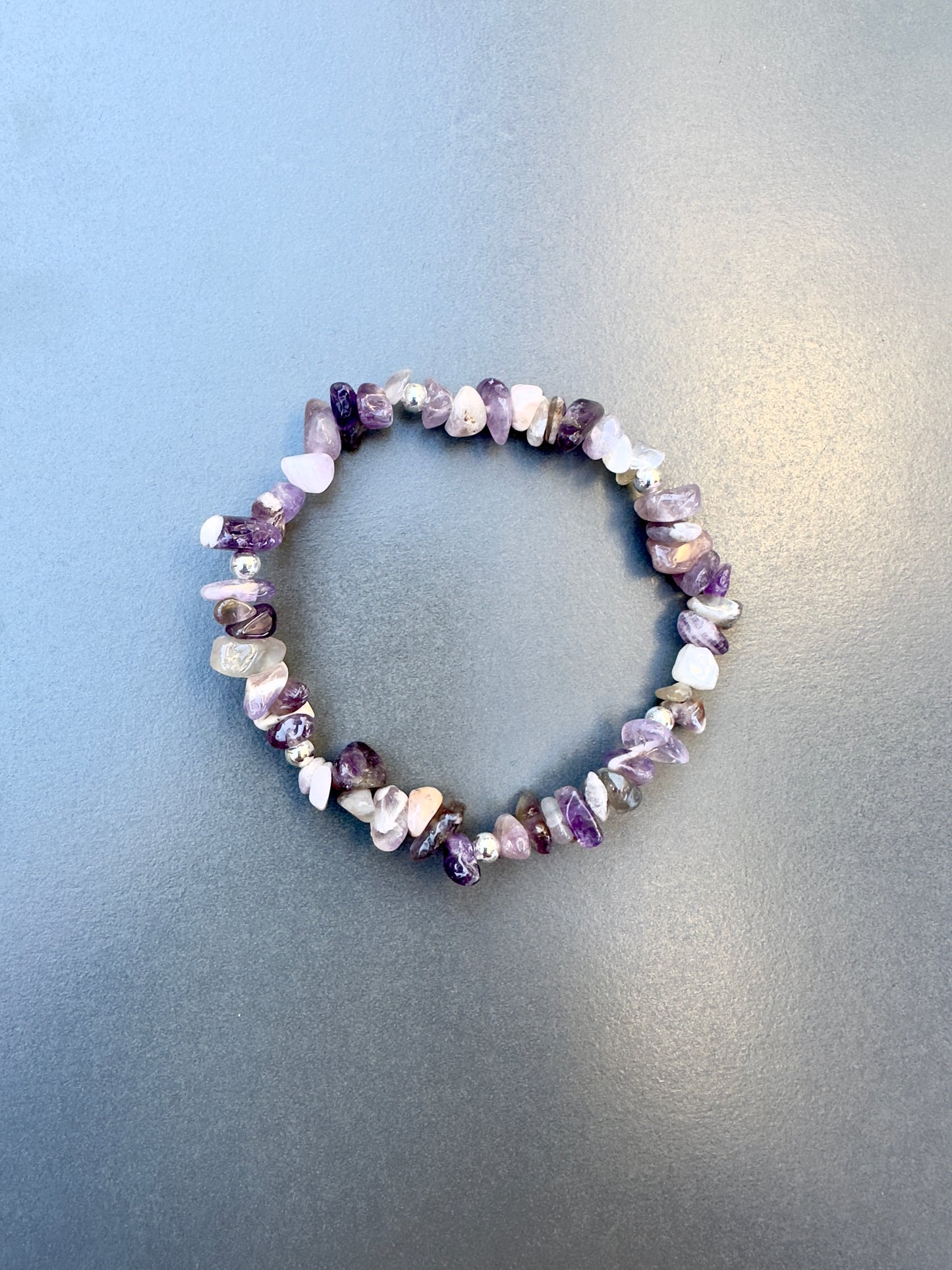 سوار من حجر الجمشت المشقوق