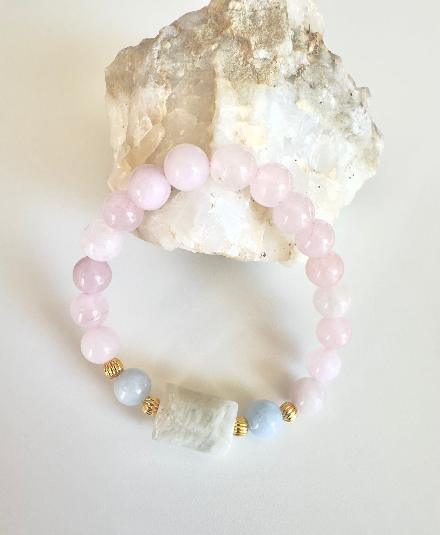سوار من الكوارتز الوردي والأكوامارين وحجر القمر الخام