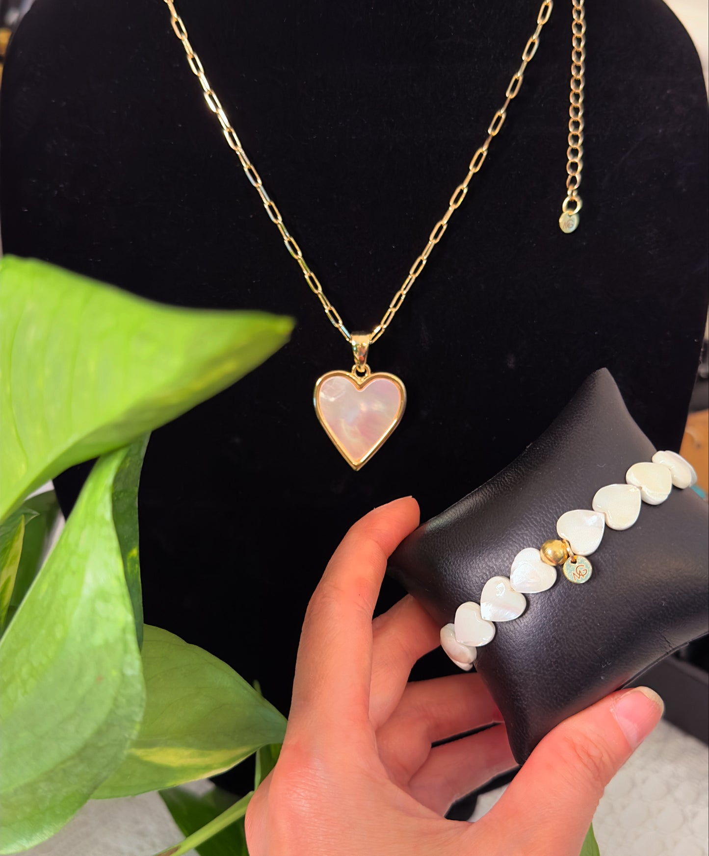 Heart-Shaped Shell Necklace Pendant and Bracelet Set