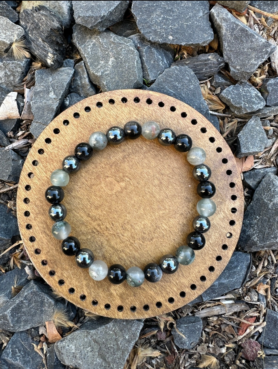 سوار من حجر الدم والهيماتيت والأوبسيديان