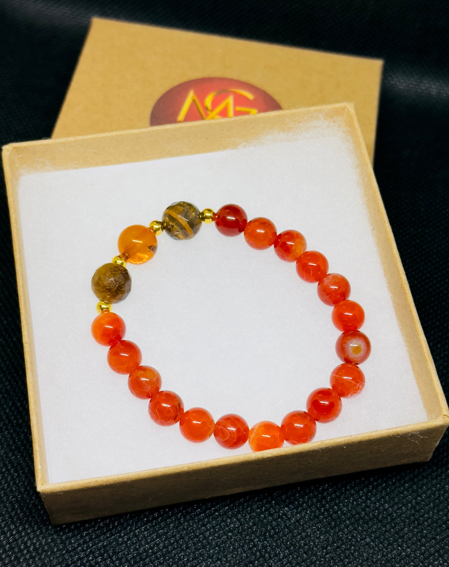 سوار من العقيق الأحمر وعين النمر والعنبر