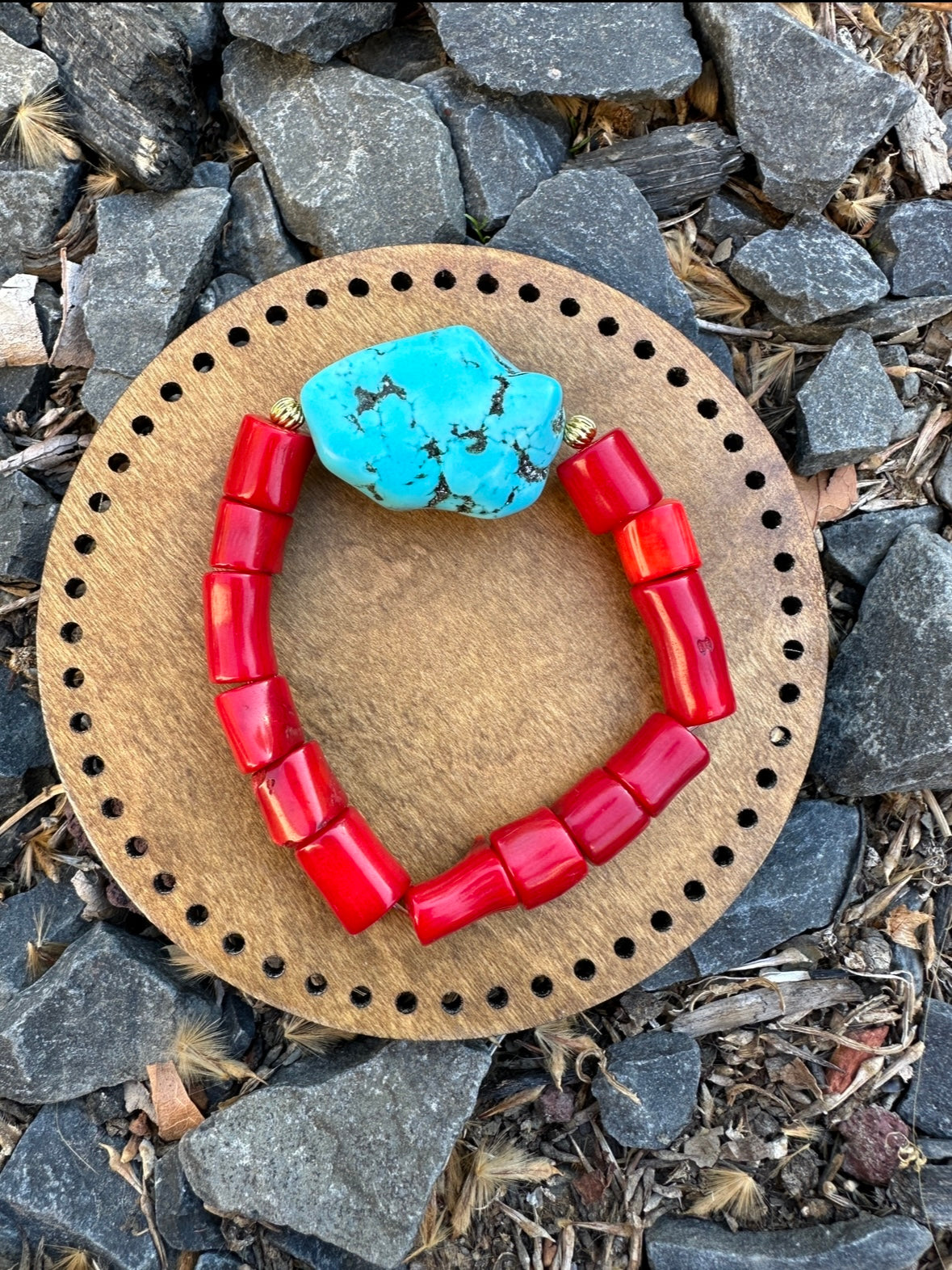 سوار من المرجان الأحمر والفيروز