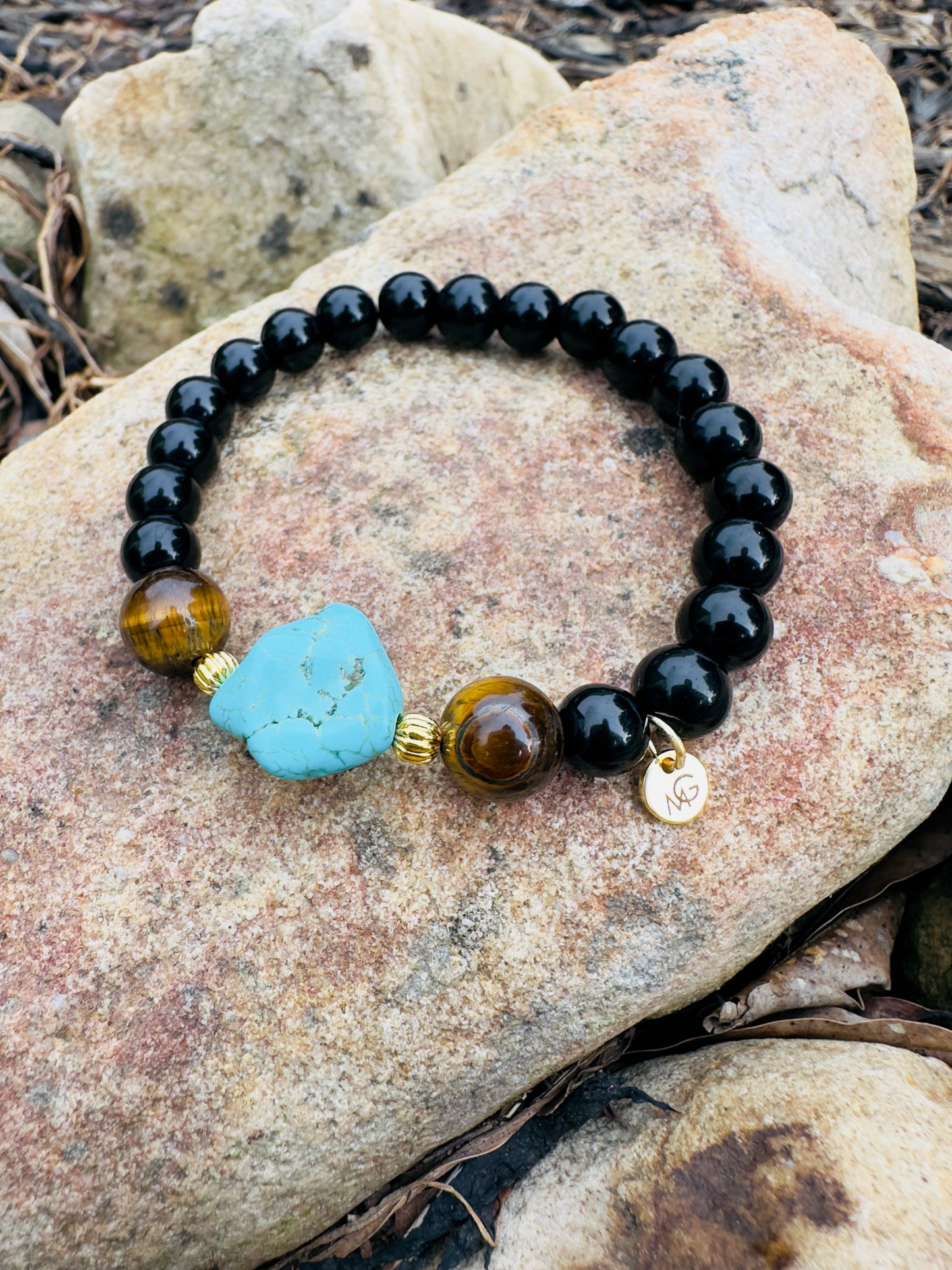 سوار من العقيق الأسود وعين النمر والفيروز الخام