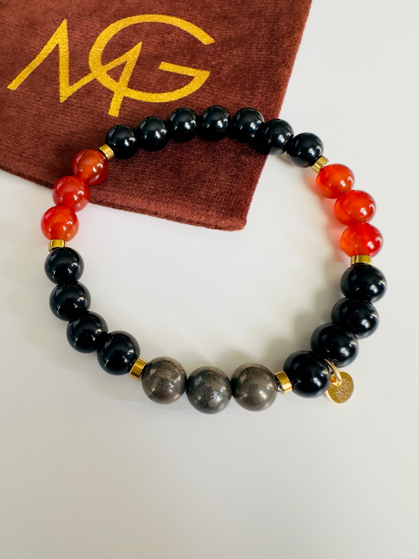 سوار من العقيق الأسود والعقيق الأحمر والبيريت