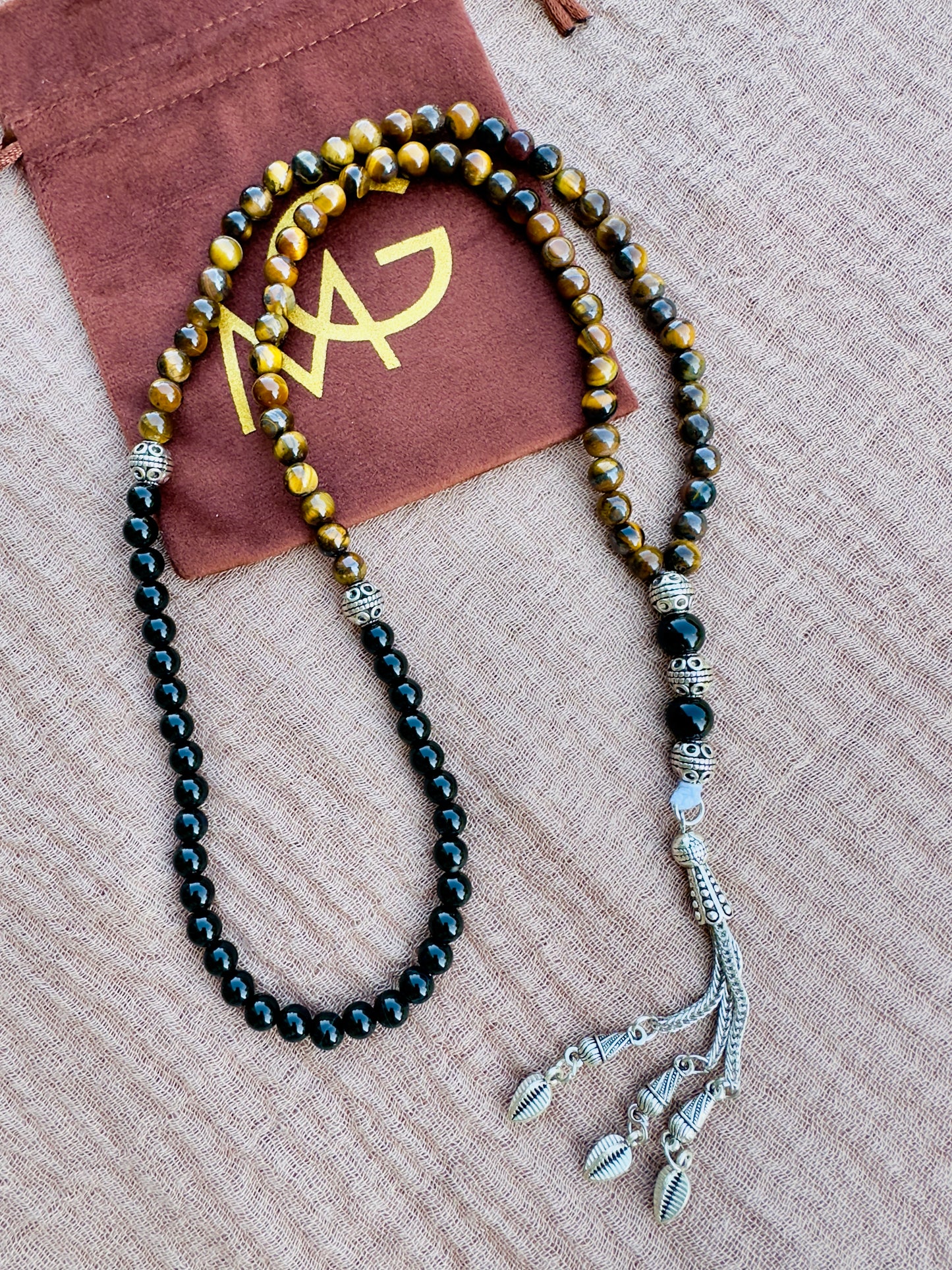 مسبحة من حجر العقيق الأسود وعين النمر مقاس 6 مم