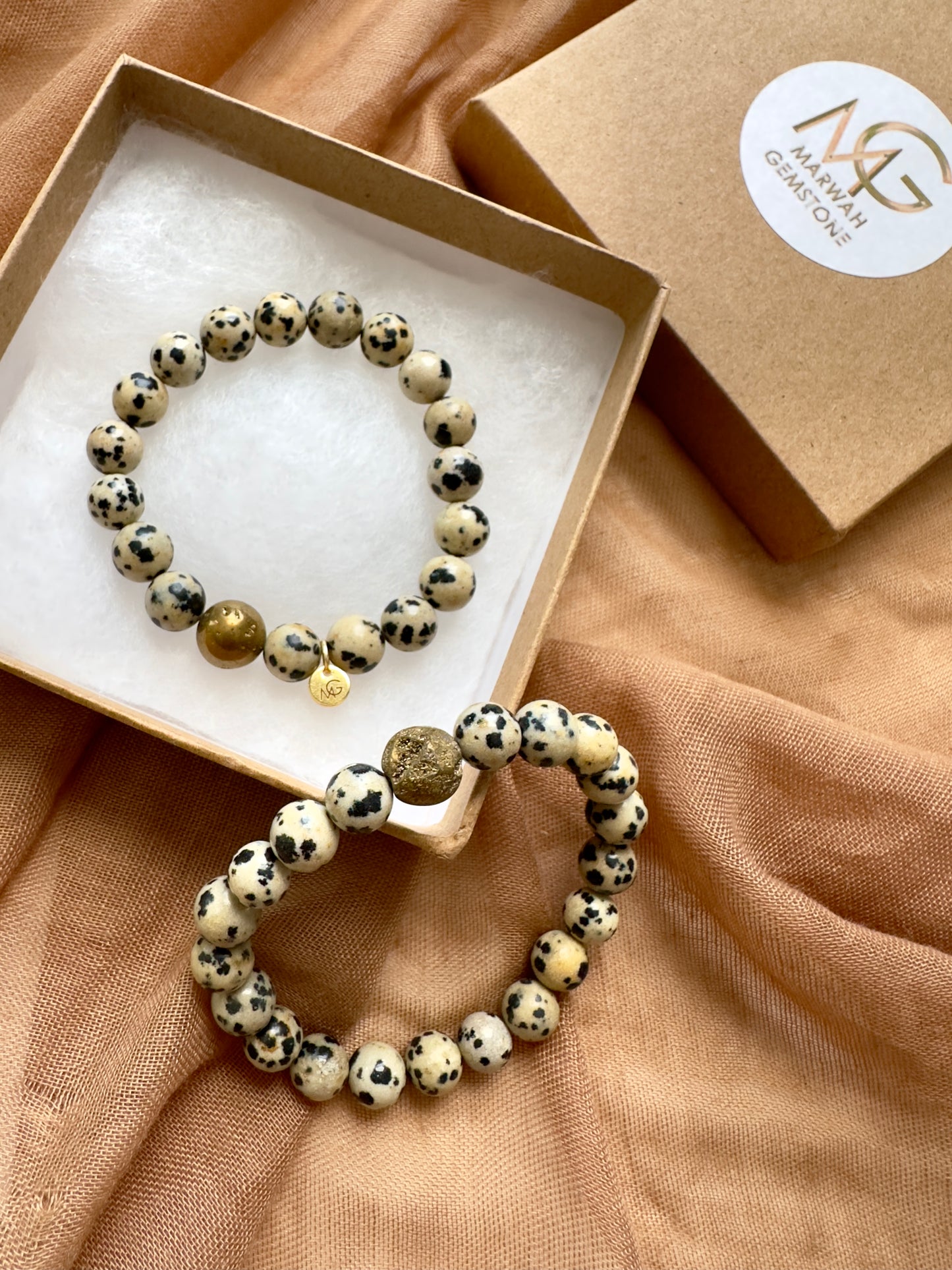 سوار من حجر اليشب الدلماسي مع حجر ذهبي أصلي كبير