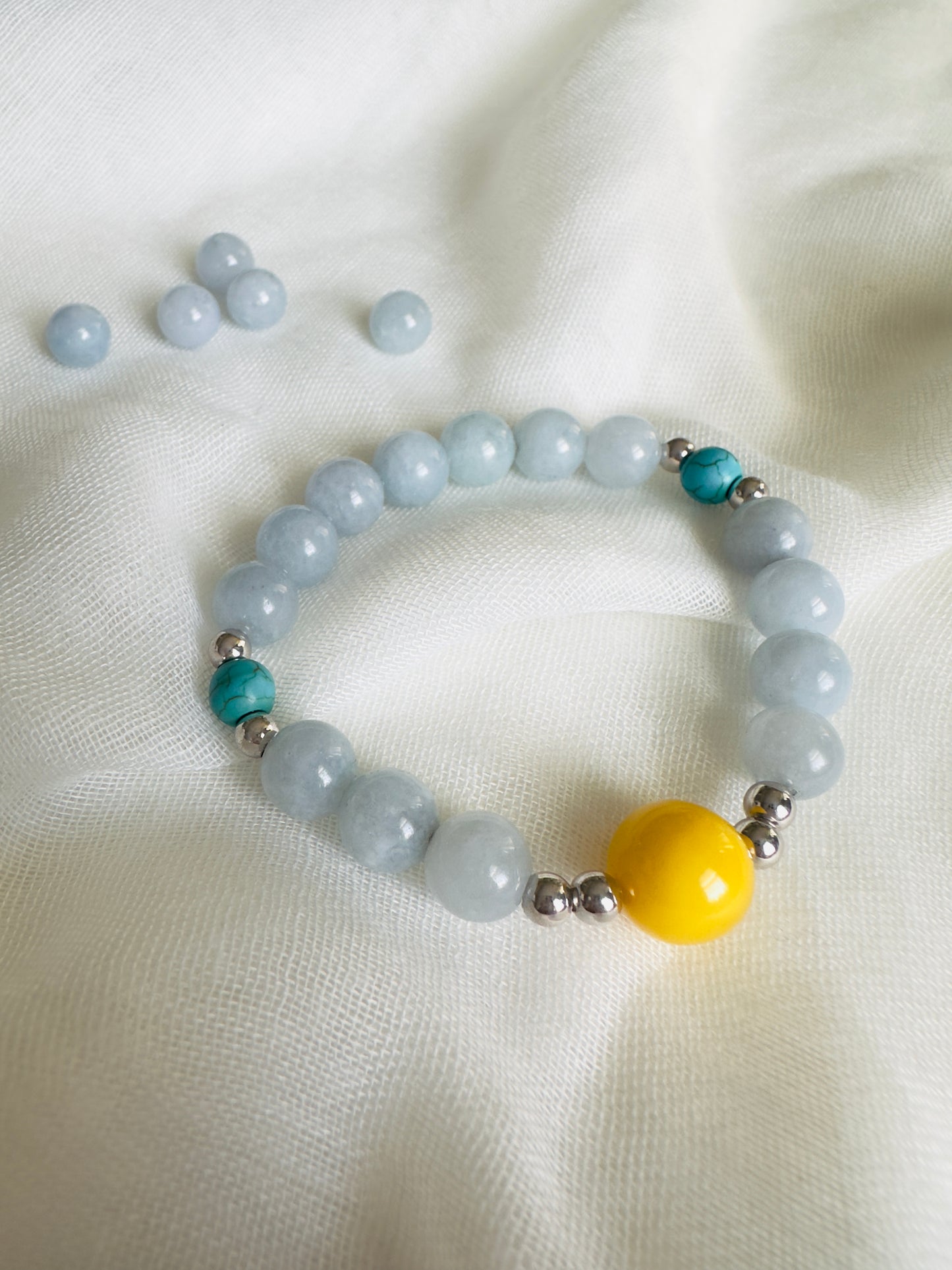 سوار من الأكوامارين والعنبر والفيروز