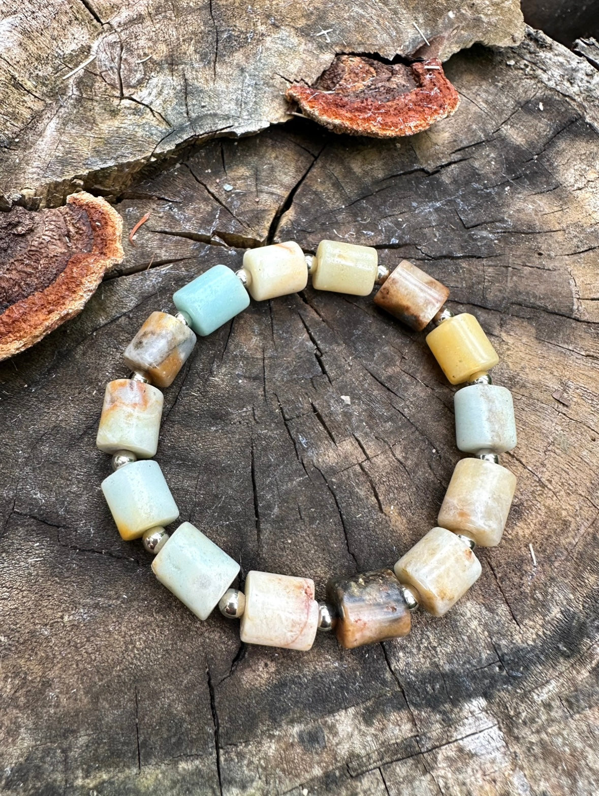 سوار من حجر الأمازونيت على شكل أسطوانة