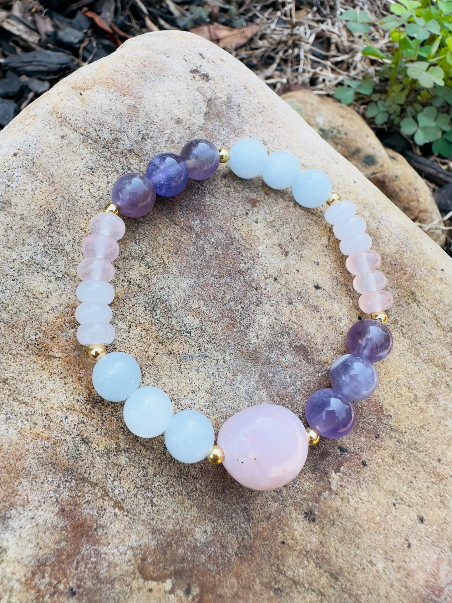 سوار من الكوارتز الوردي والجمشت والأكوامارين