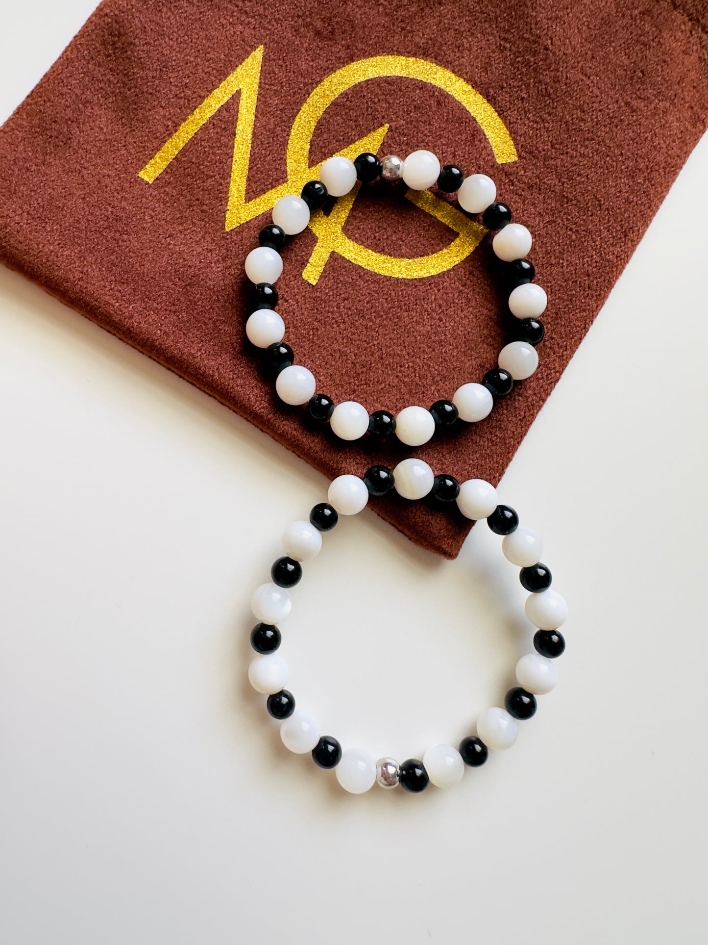 سوار تقليدي للأطفال/الرضع من العقيق الأسود وقوقعة النهر الطبيعية مع فواصل من الفضة عيار 925