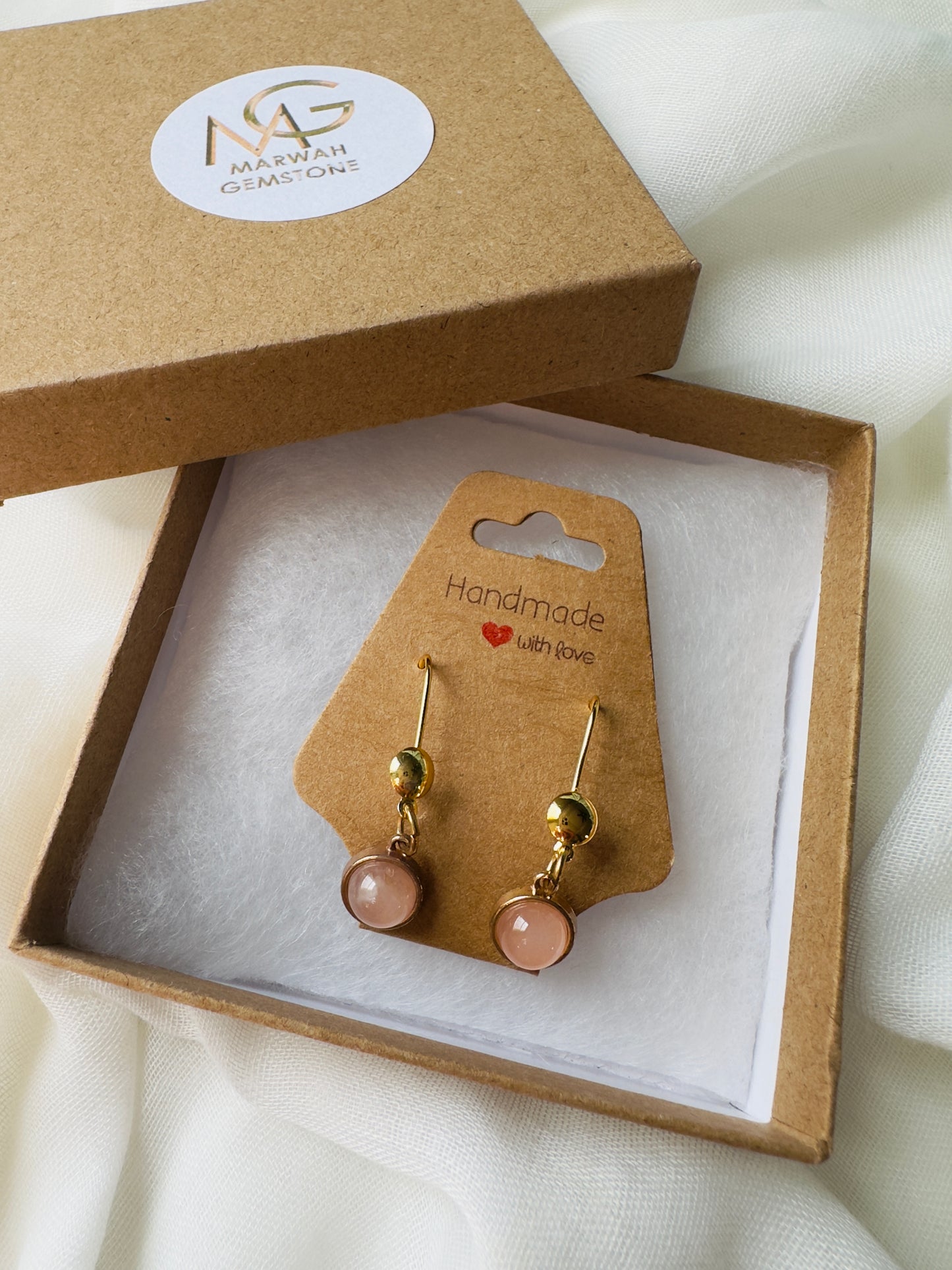 أقراط من الكوارتز الوردي مع معدن ذهبي