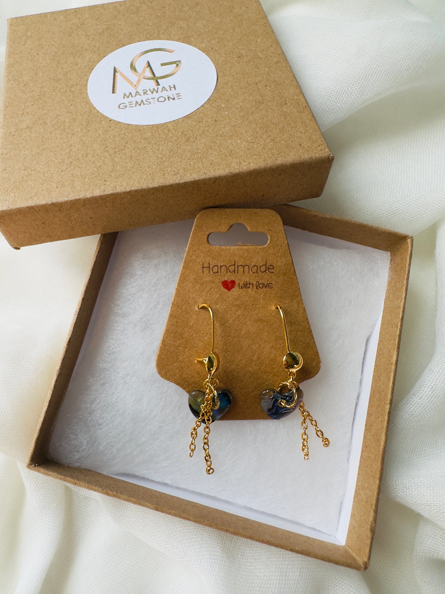 أقراط صدفية سوداء مع معدن ذهبي