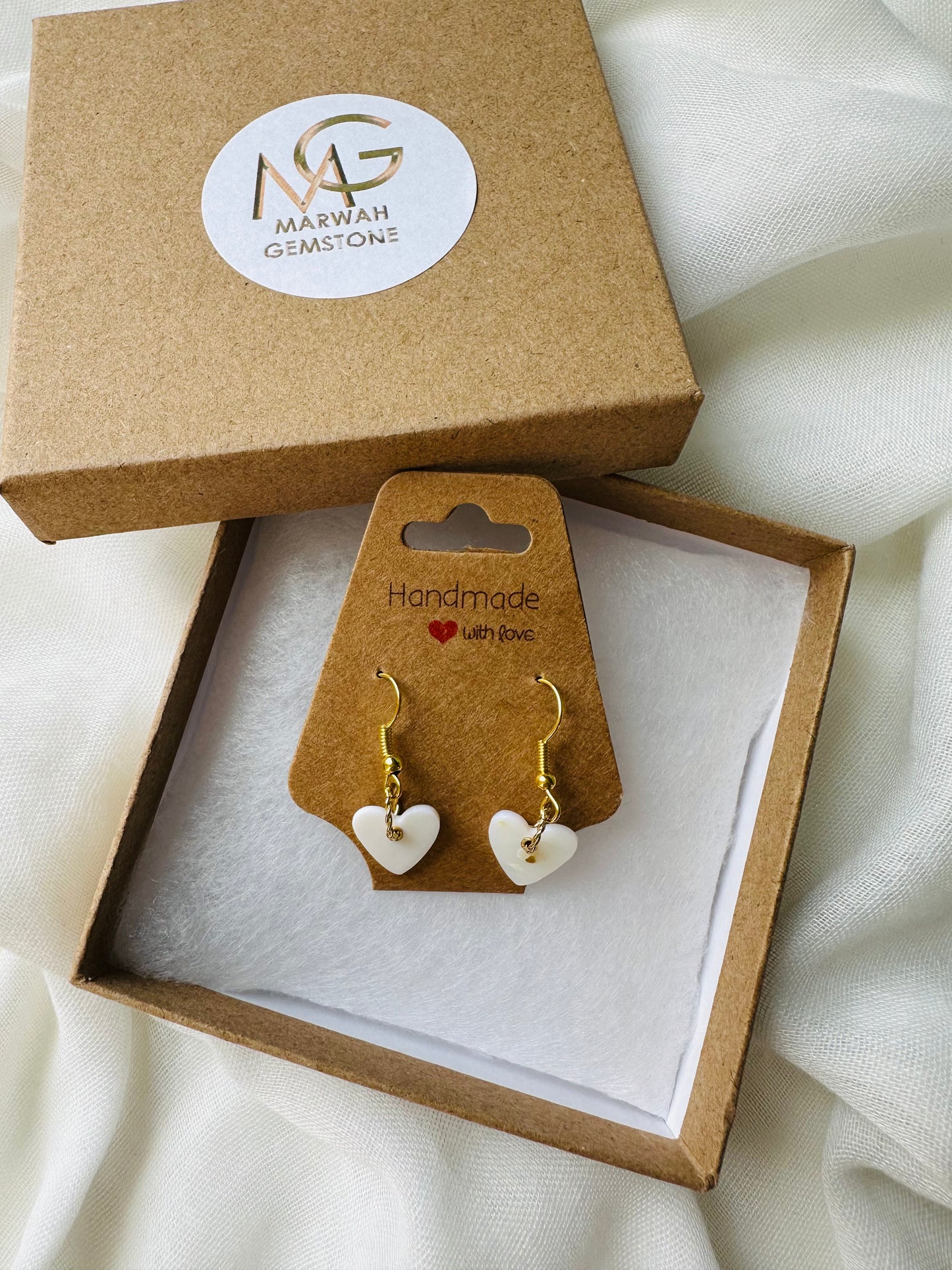 أقراط صدفية بيضاء مع معدن ذهبي