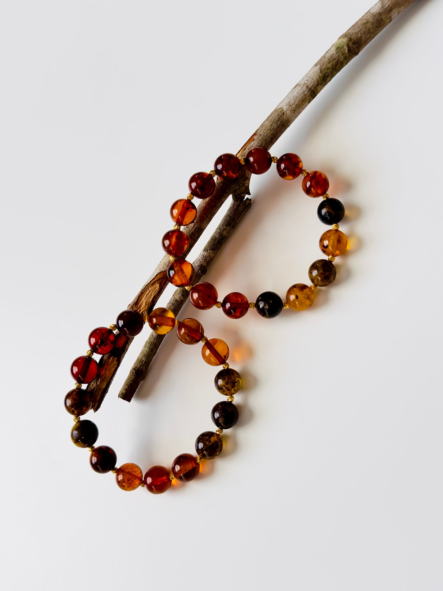 سوار من العنبر مع فواصل ذهبية من عيار 21 قيراط (سوار مخصص)