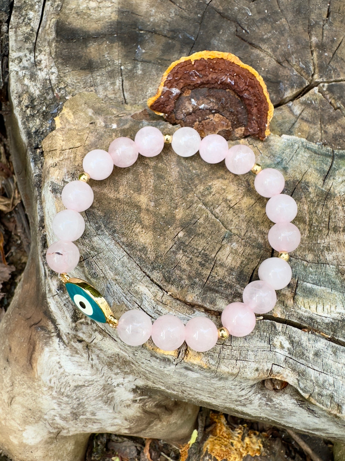 سوار ناعم وانيق من حجر الحب الروز كوارتز مع مدالية العين معدن طلاء ذهب عيار ١٨