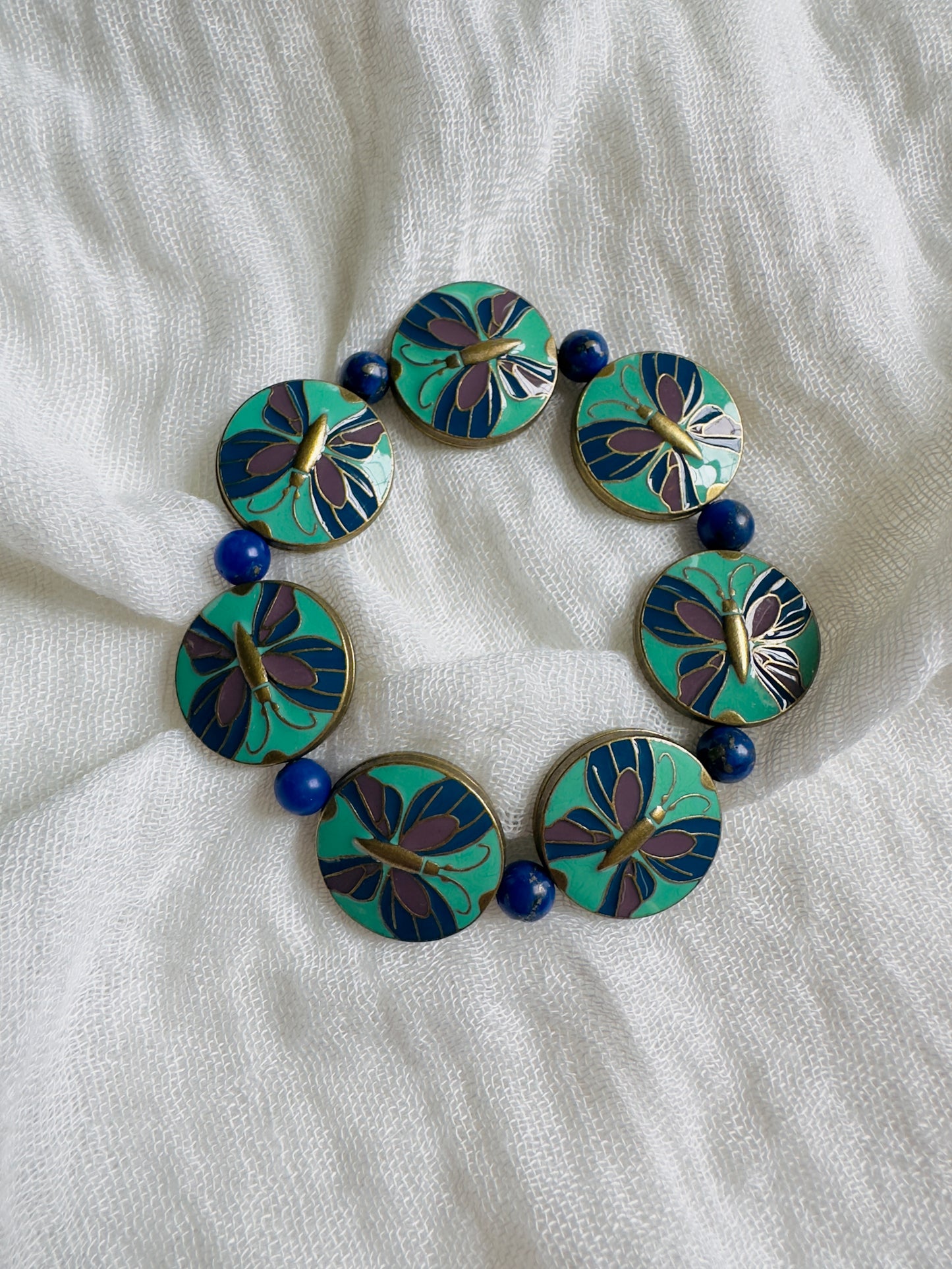 سوار تصميم فنتج **للأم وبنتها**من قطع المعدينة رسمة فراشة بالمينا مع حجر اللازورد للأم مع سوار حجر اللازورد السادة للبنت