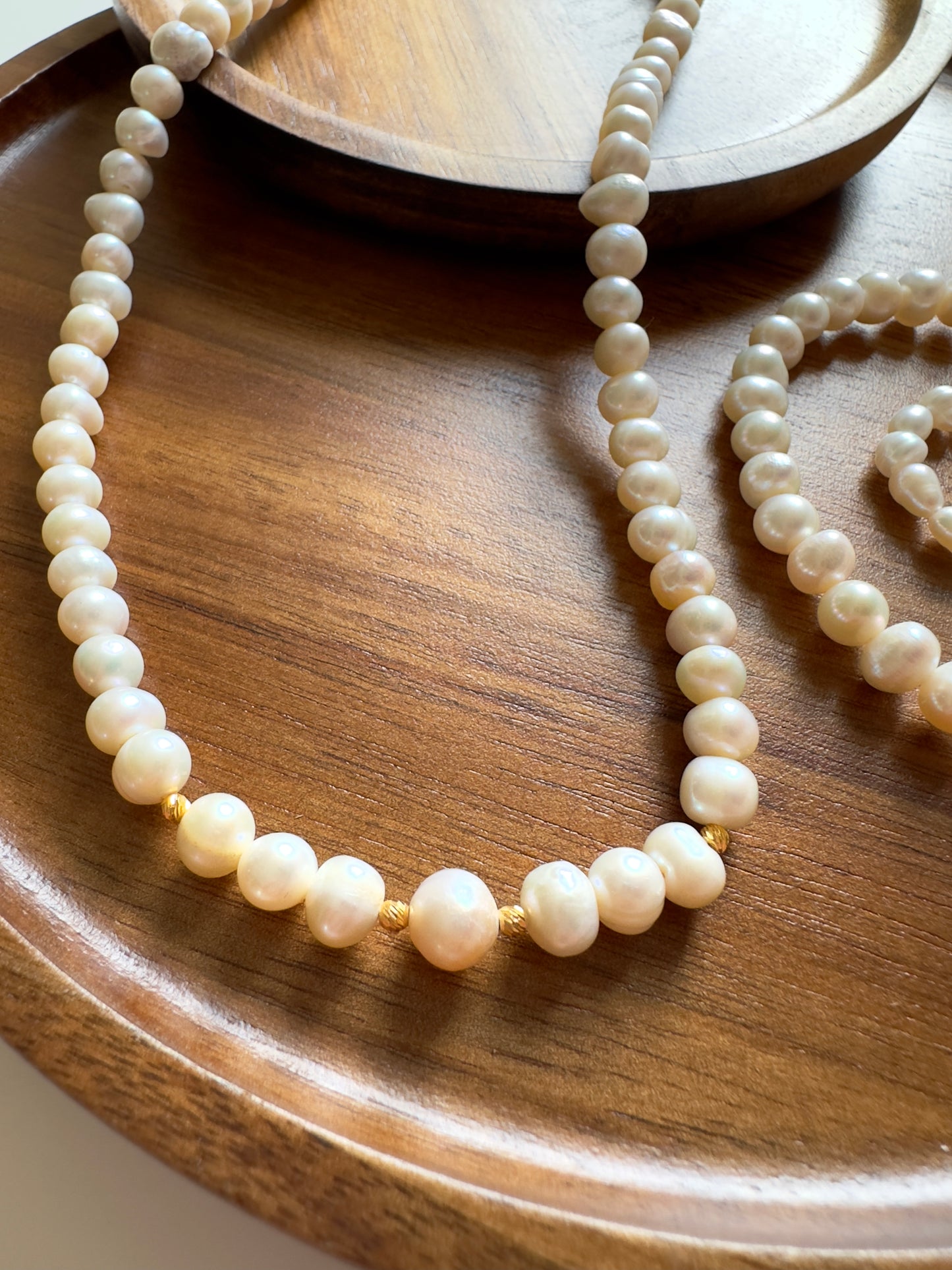 طقم متكون من عُقد وسوار ومحبس من لؤلؤ المياه العذبة الطبيعية حجم وسط مع فواصل ذهب اصلي عيار ٢١ **حسب الطلب **