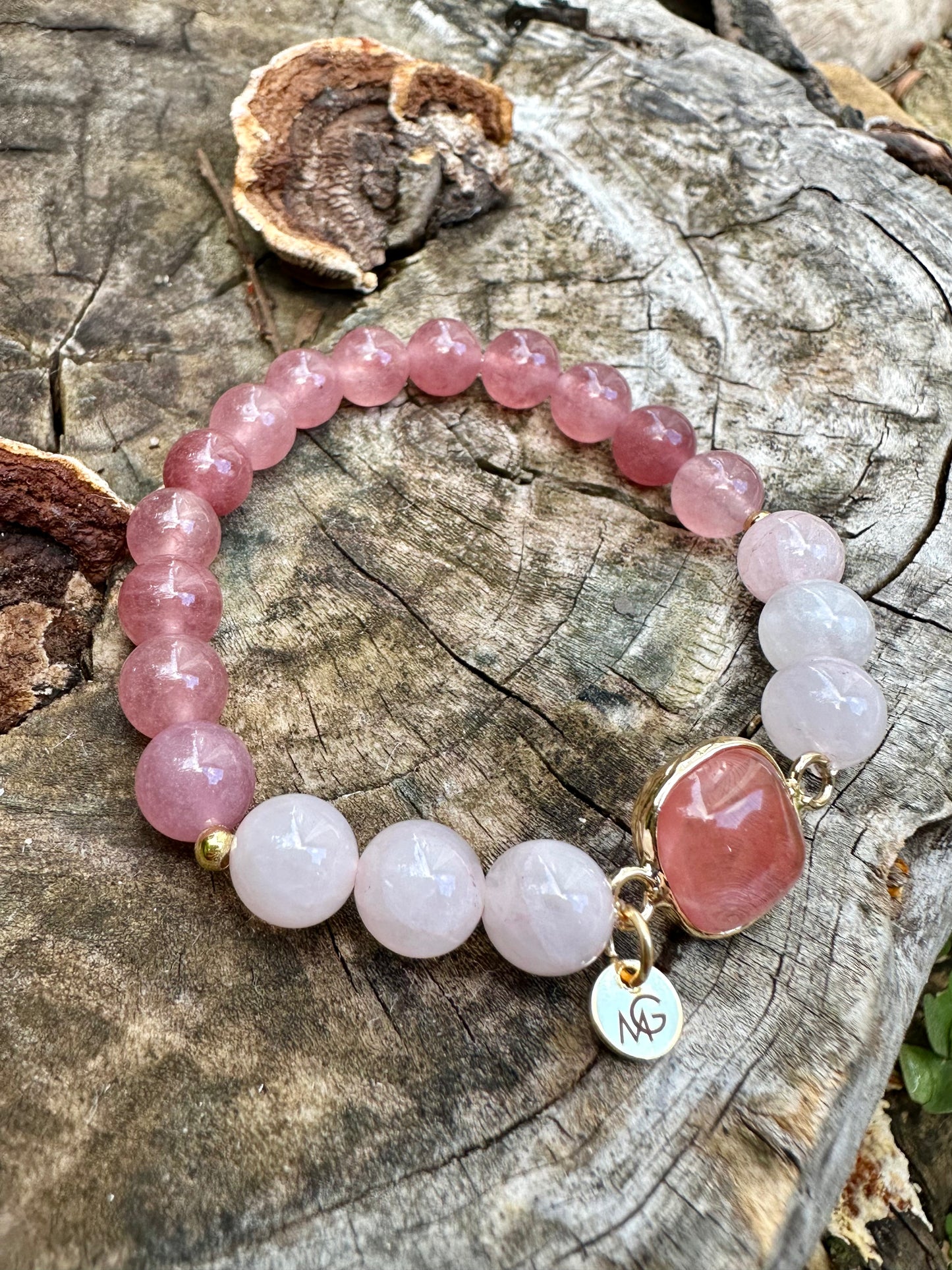 سوار تصميم عصري** من أحجار الحب**