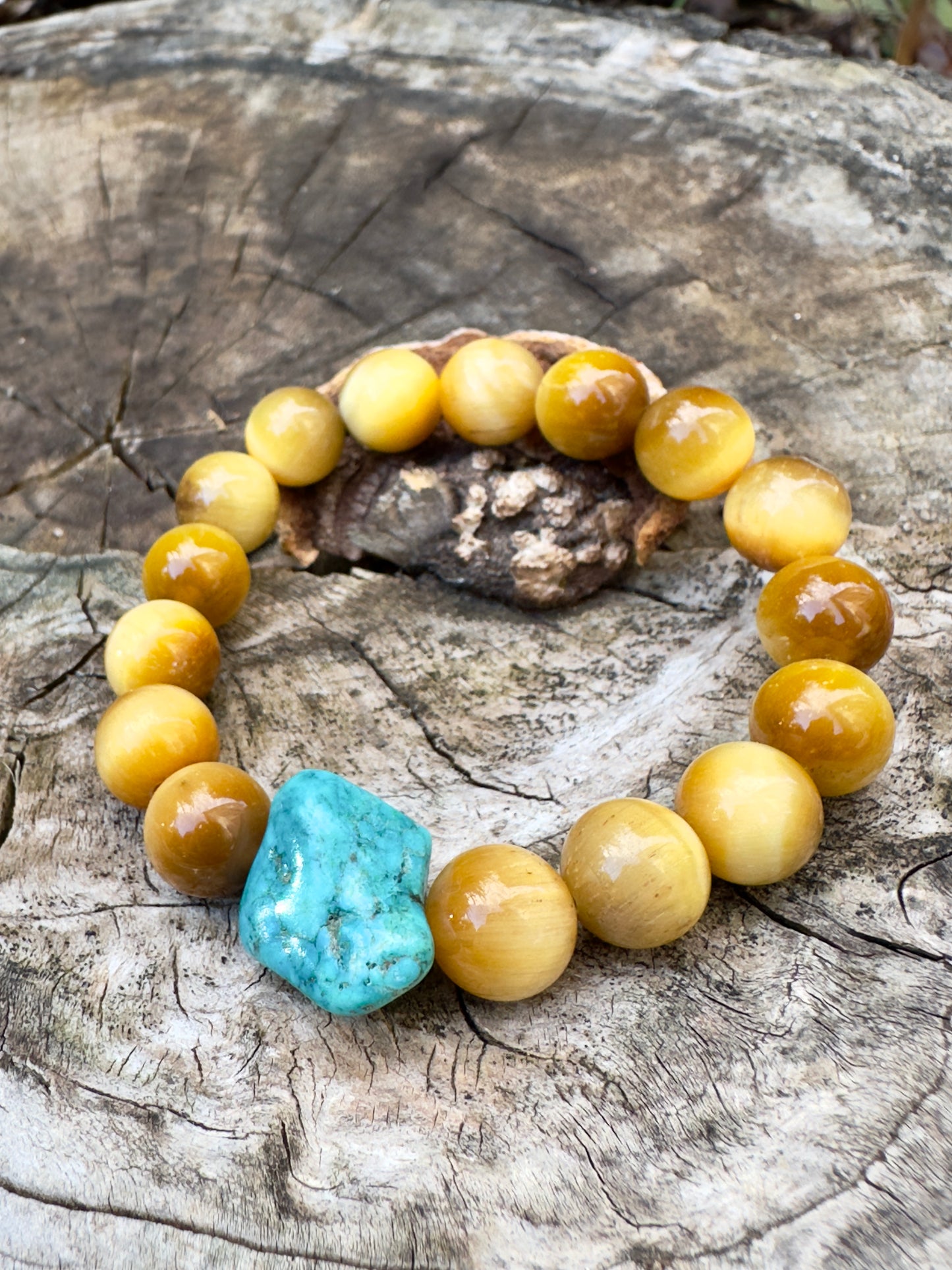 سوار مميز من حجر عين النمر الأصفر النادر حجم ١٠ ملم مع فيروزة خام حقيقة