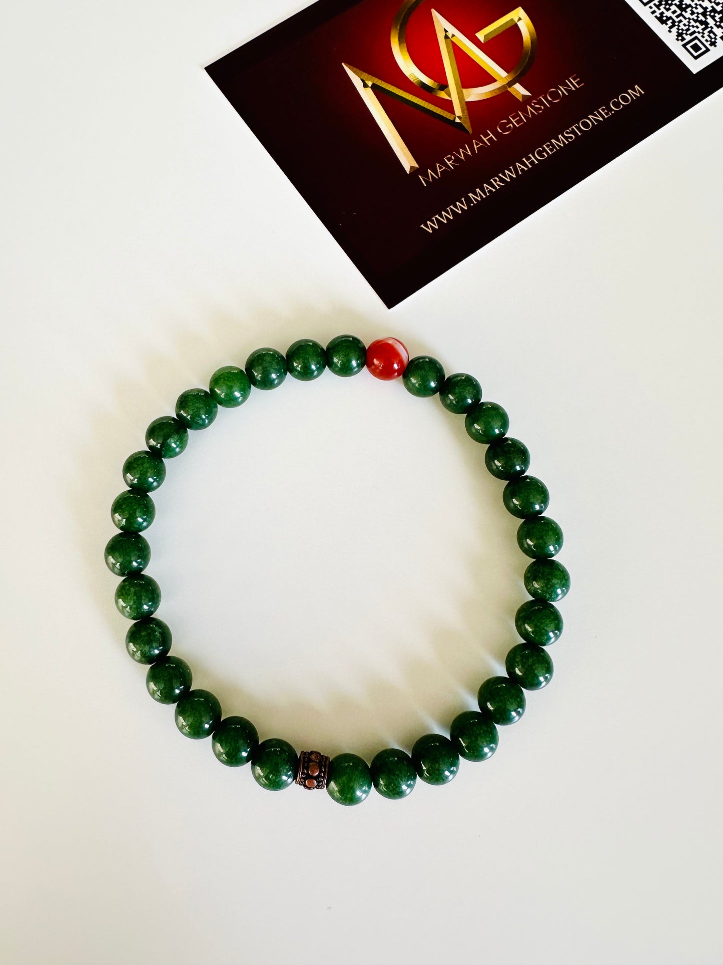 سوار تصميم رجالي حجم صغير ٦ ملم. من حجر الجاد الاخضر مع العقيق الاحمر و فاصلة معدنية