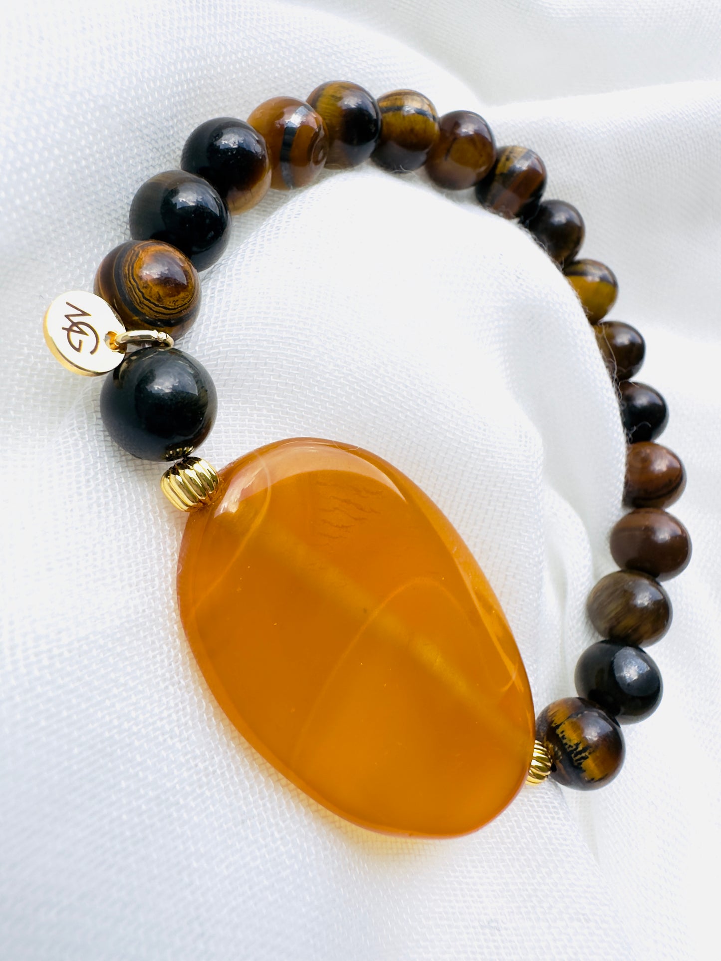 تصميم فريد من حجرة العقيق الاصفر مع حجر عين النمر