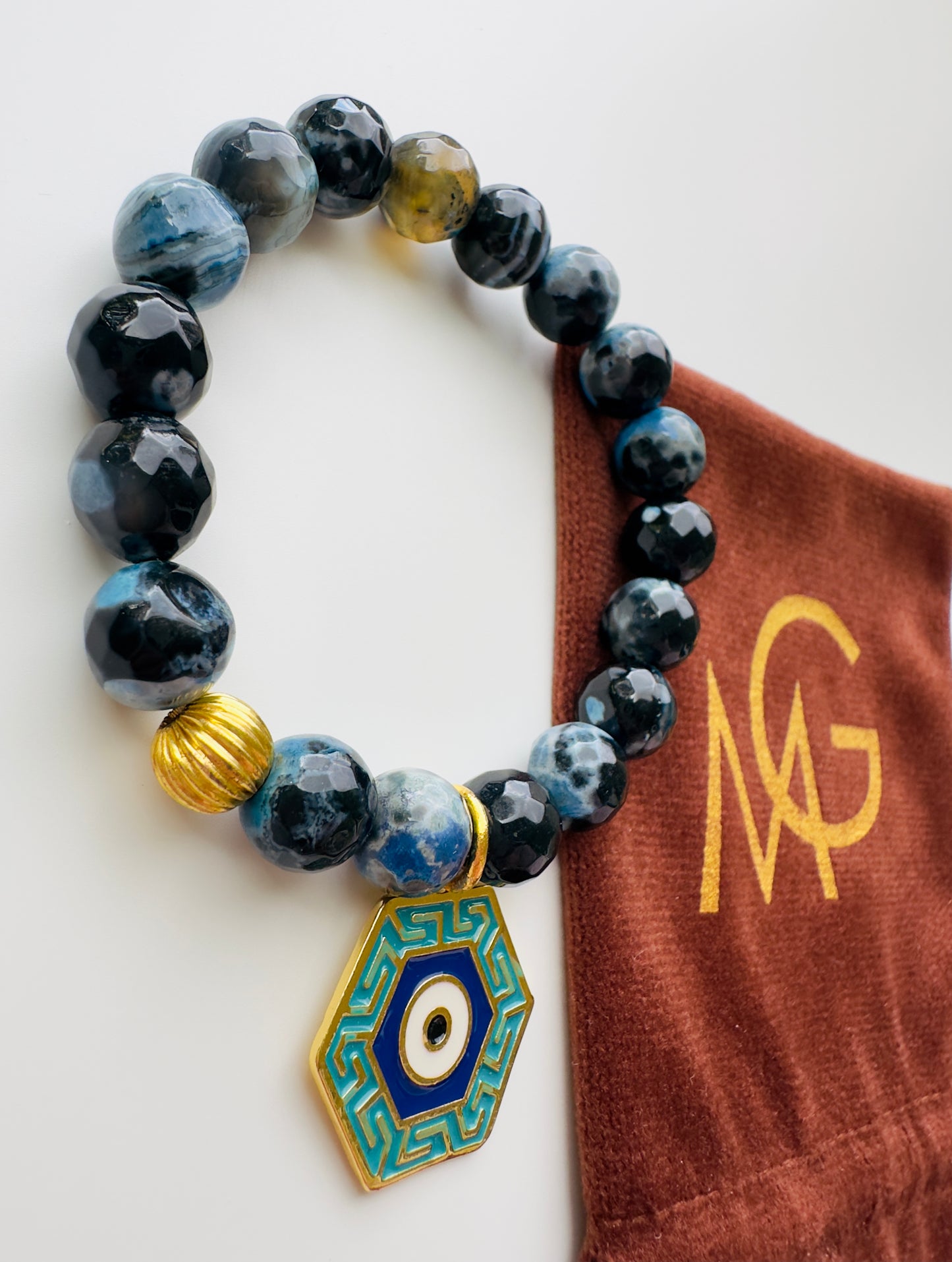 سوار من حجر العقيق الازرق مترش حجم كبير ١٠ ملم مع مدالية العين معدن طلاء ذهب عيار ١٨