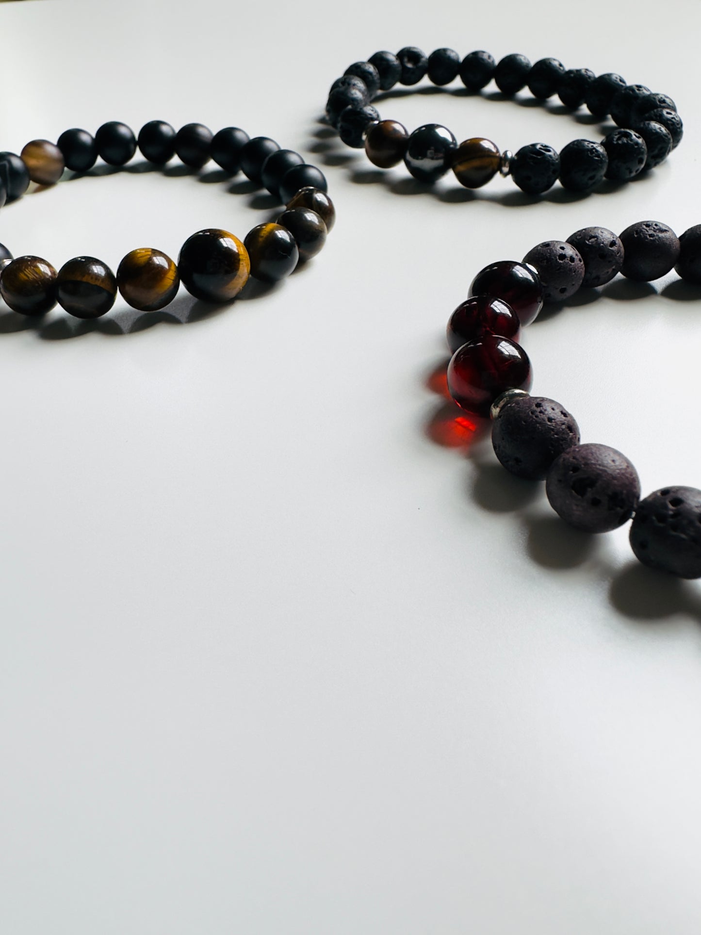 ثلاث تصاميم رجالية مختلفة من الاحجار الطبيعية