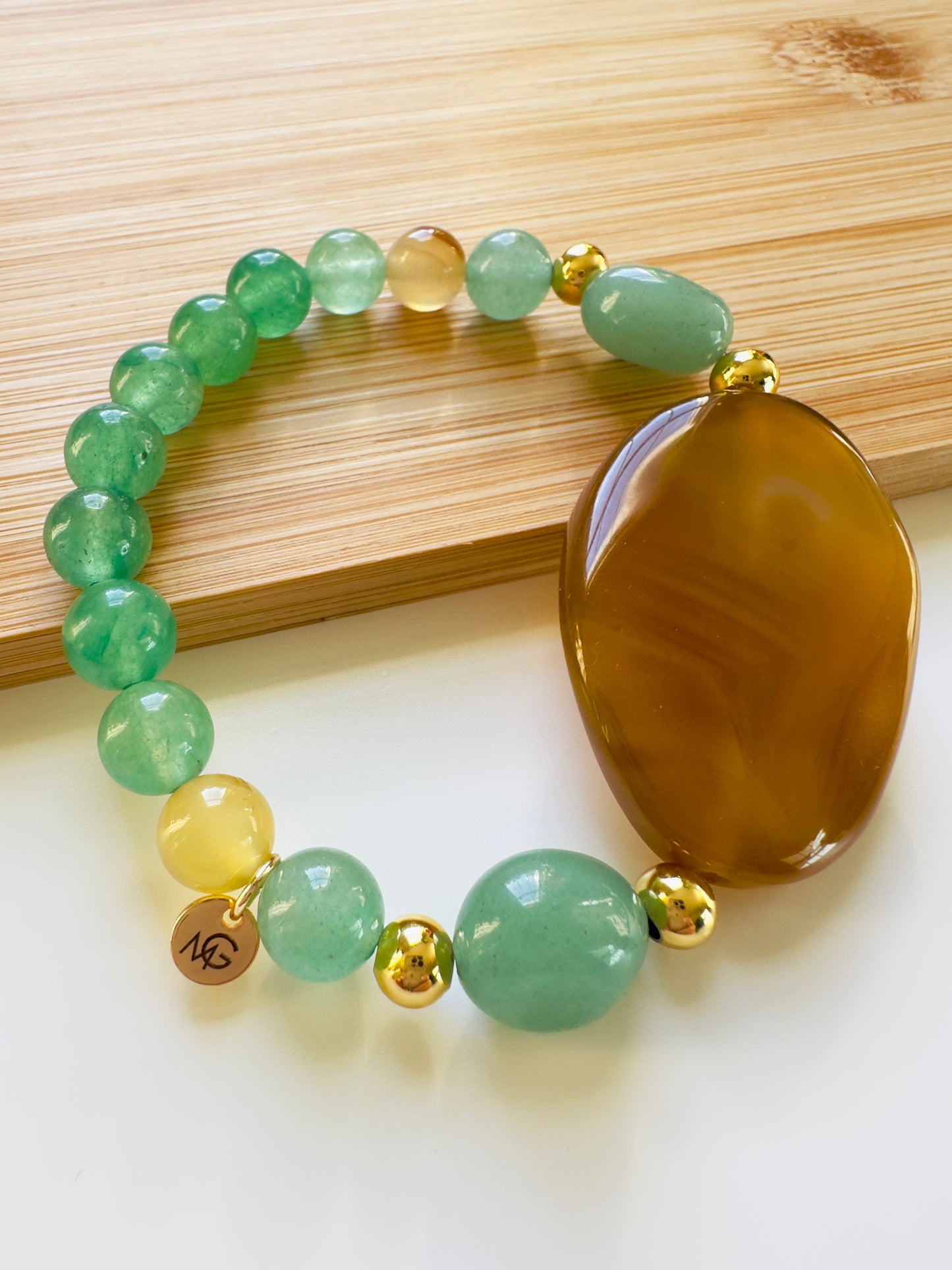 سوار تصميم فريد من حجر عقيق الاصفر مع الافنتورين الاخضر