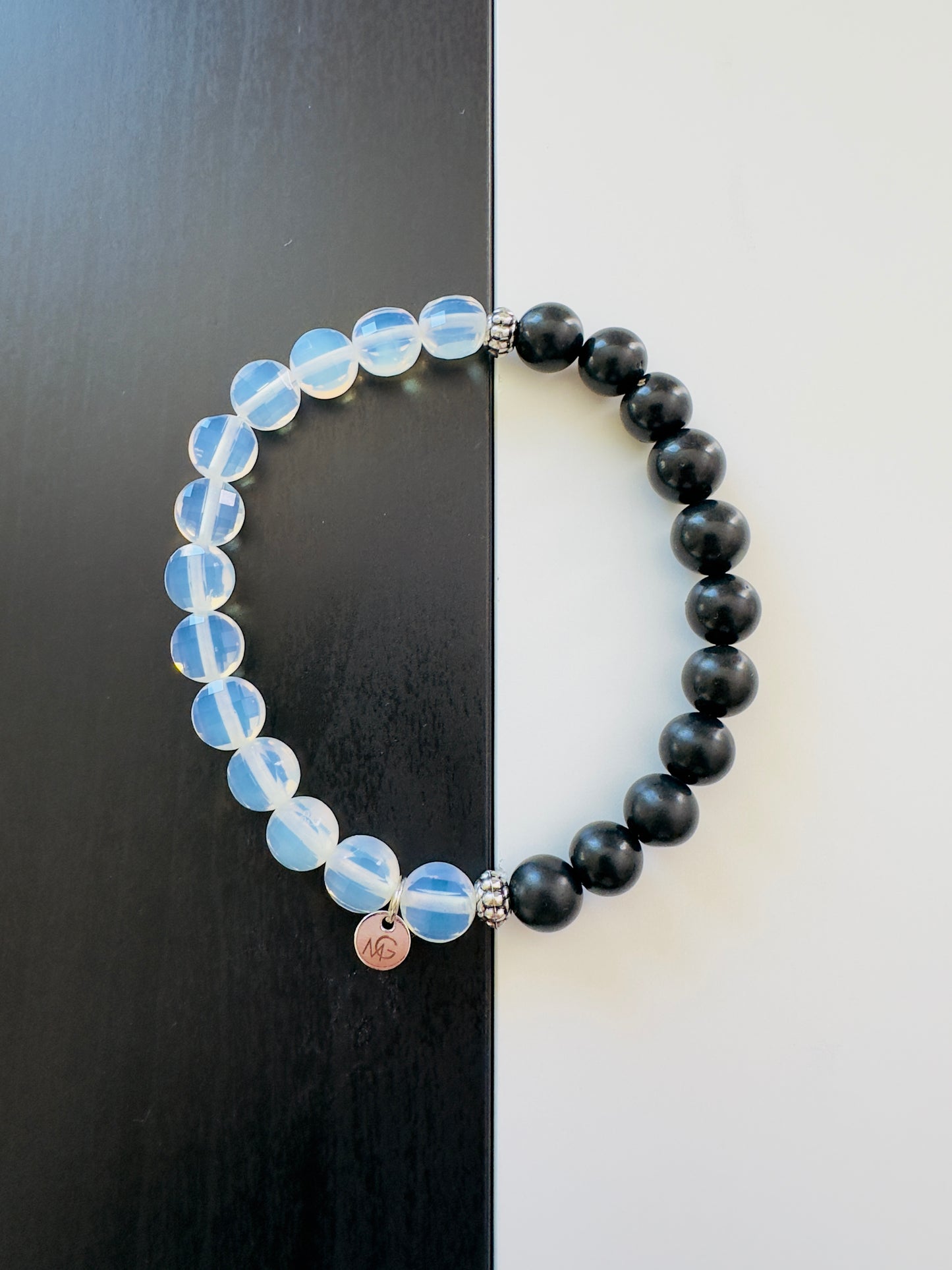 أسود أم أبيض؟ سوار من حجر اليشب الأسود