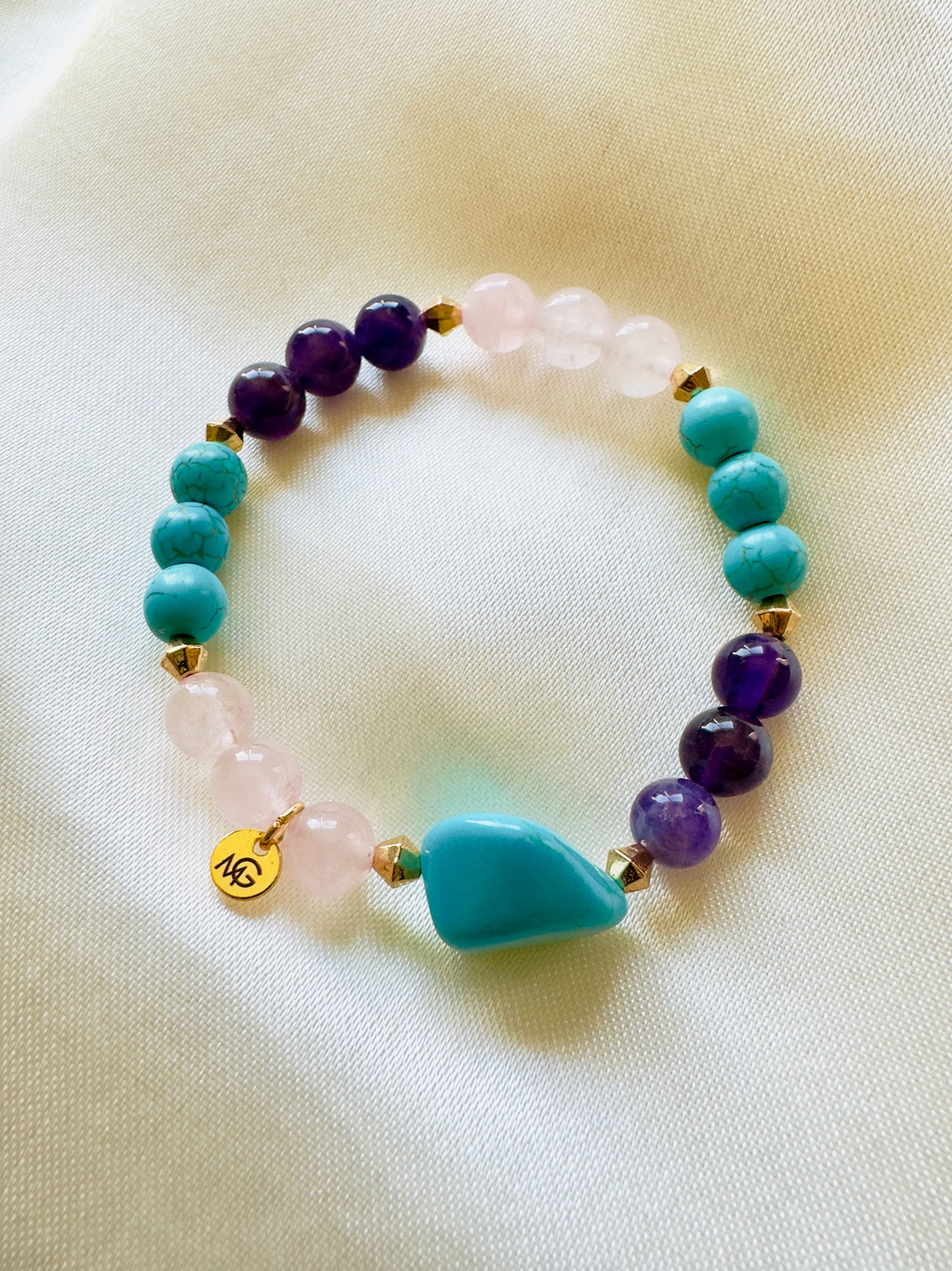 سوار من الجمشت والفيروز والكوارتز الوردي