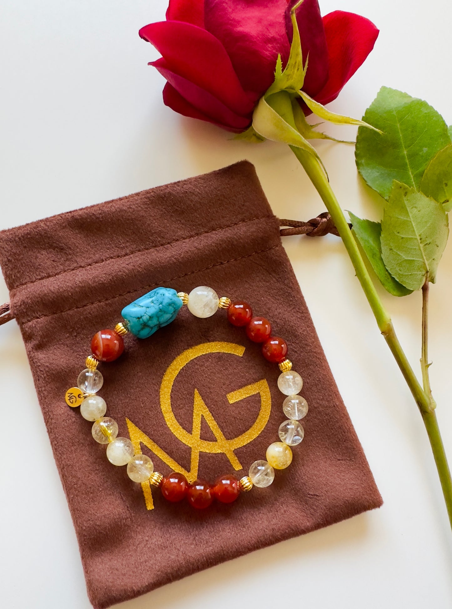 سوار من حجر العقيق الأحمر والفيروز الخام