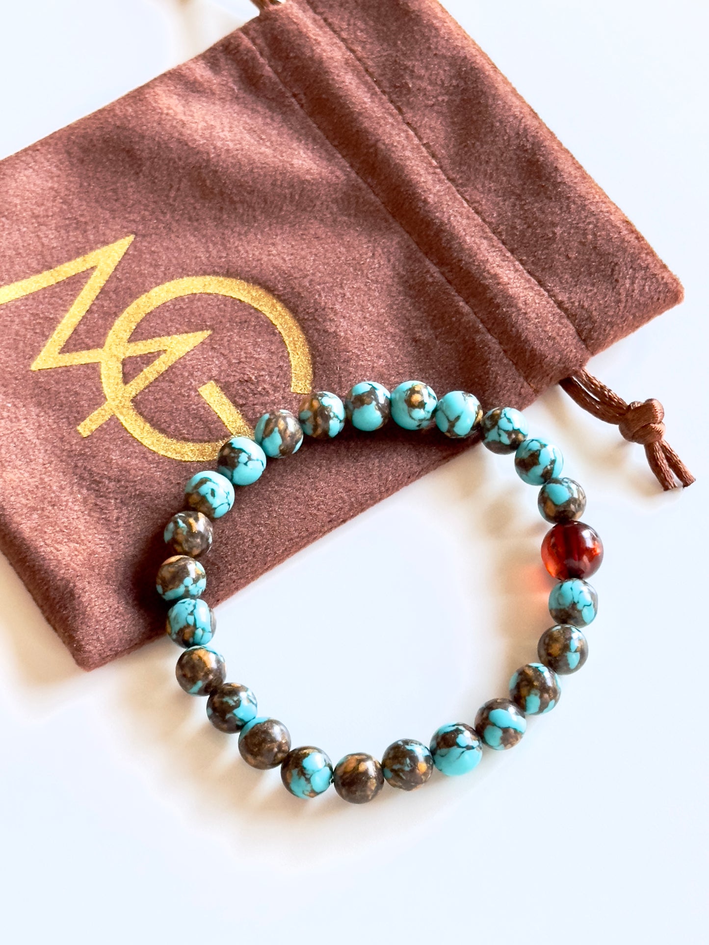 سوار من الفيروز والعنبر