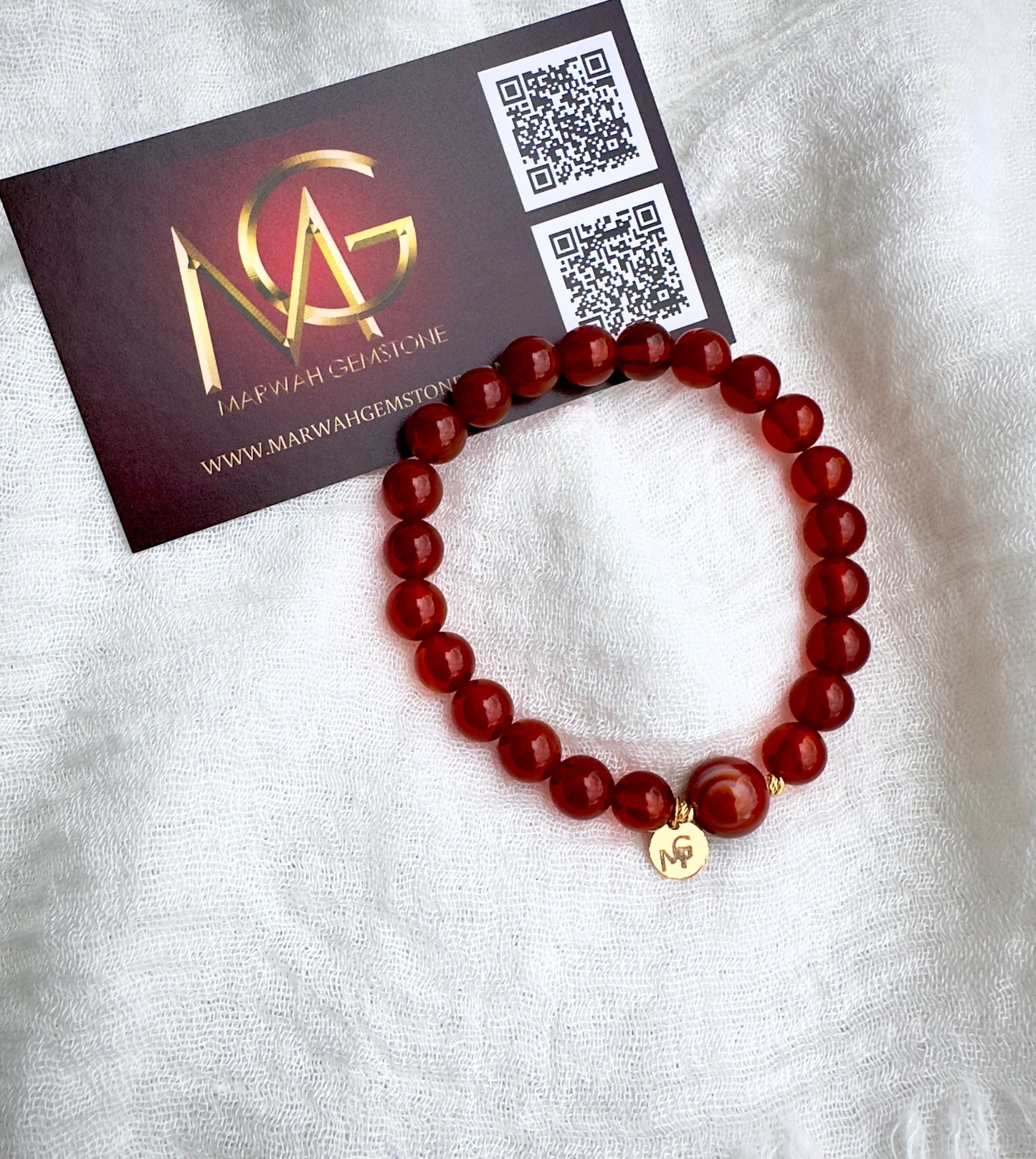 سوار من العقيق الأحمر مع شعار ذهبي + فواصل ذهبية عيار 21 قيراط