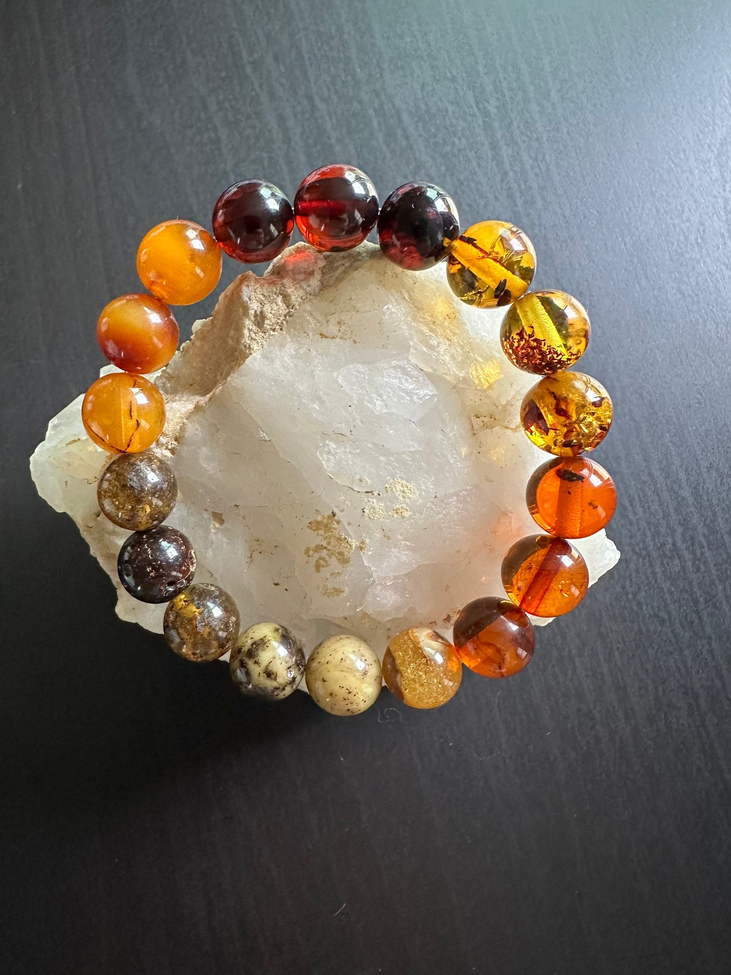 5 أنواع من أساور العنبر