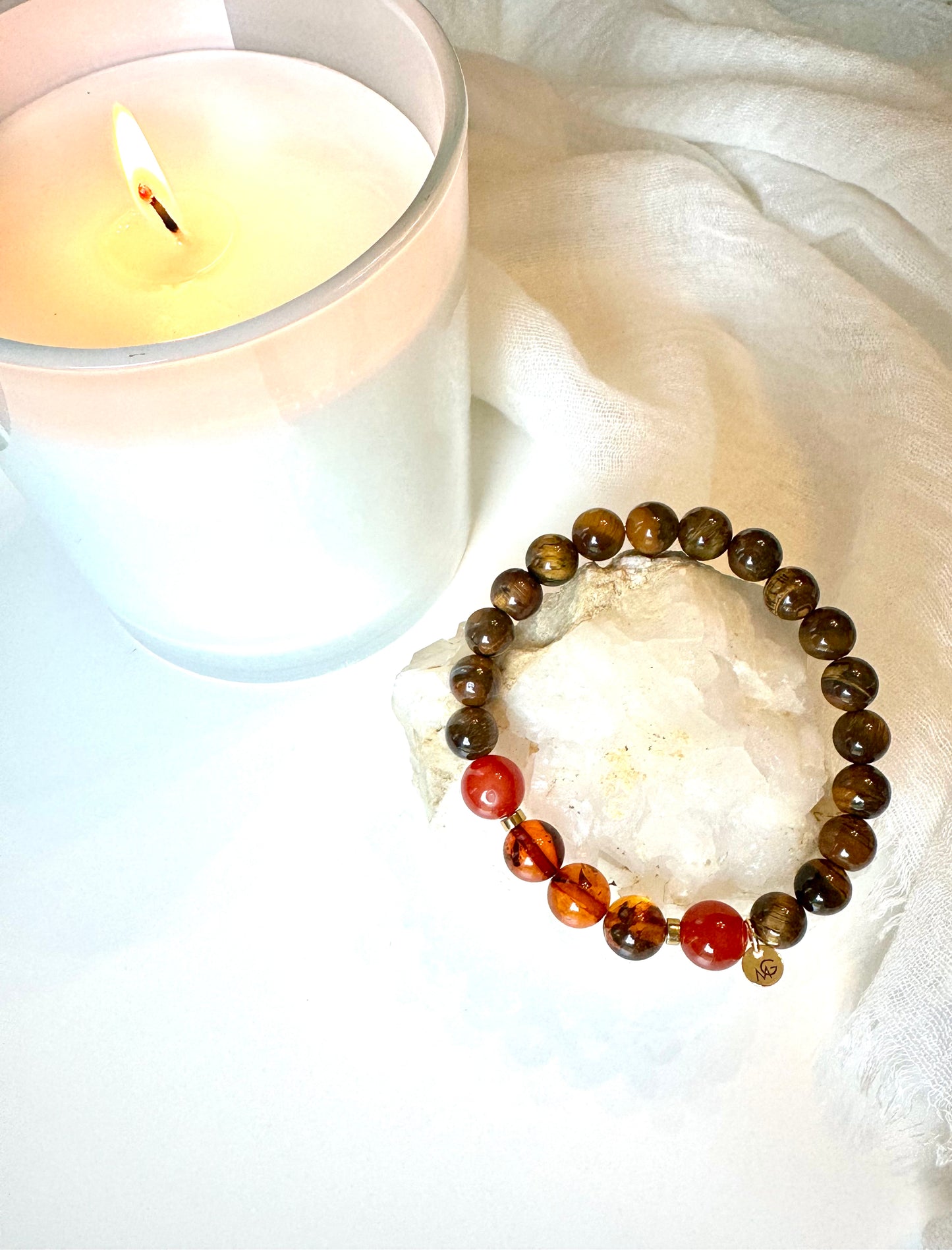 سوار من حجر عين النمر والعقيق الأحمر والعنبر