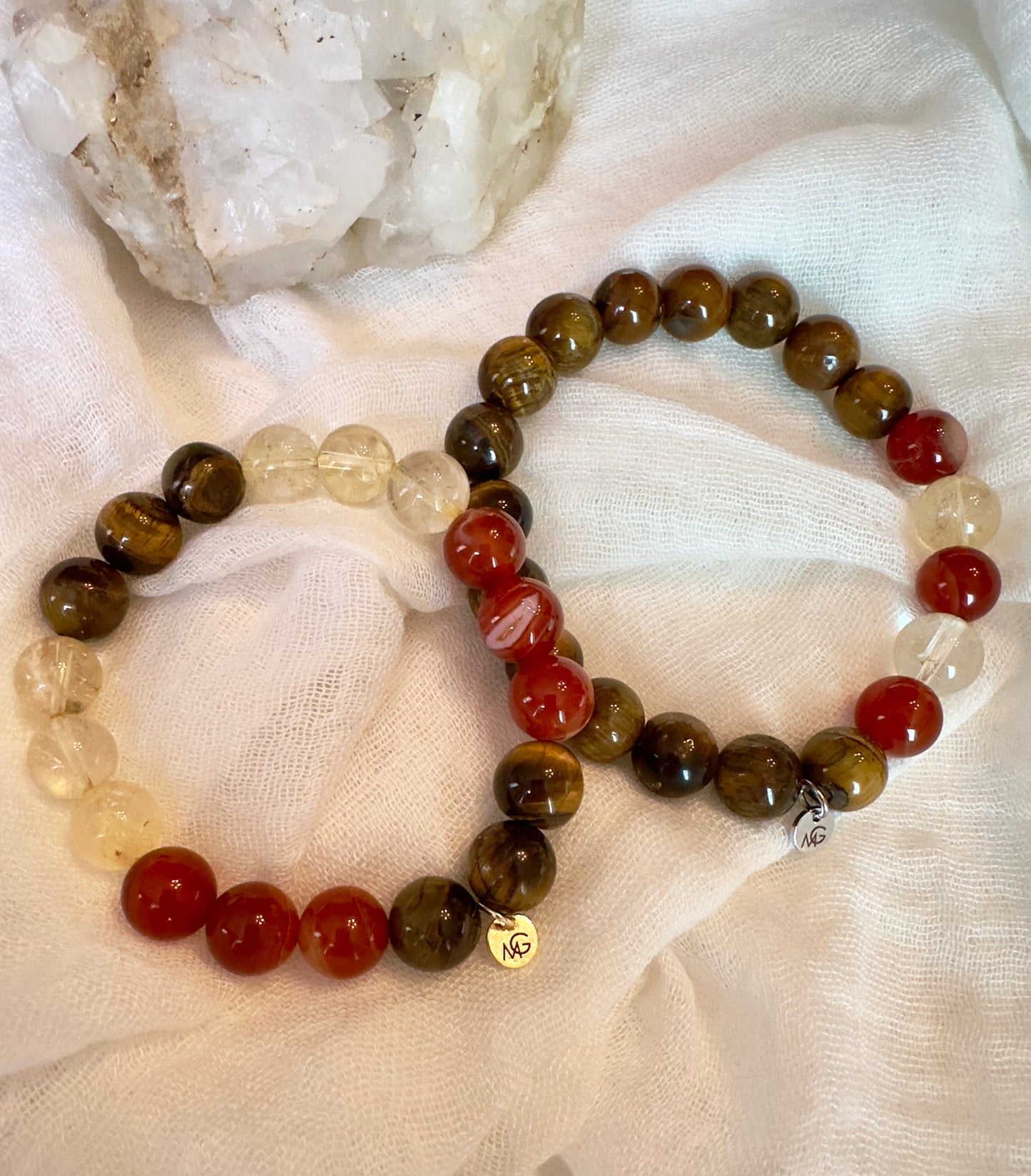 طقم سوار توينز من العقيق الأحمر والسيترين وعين النمر