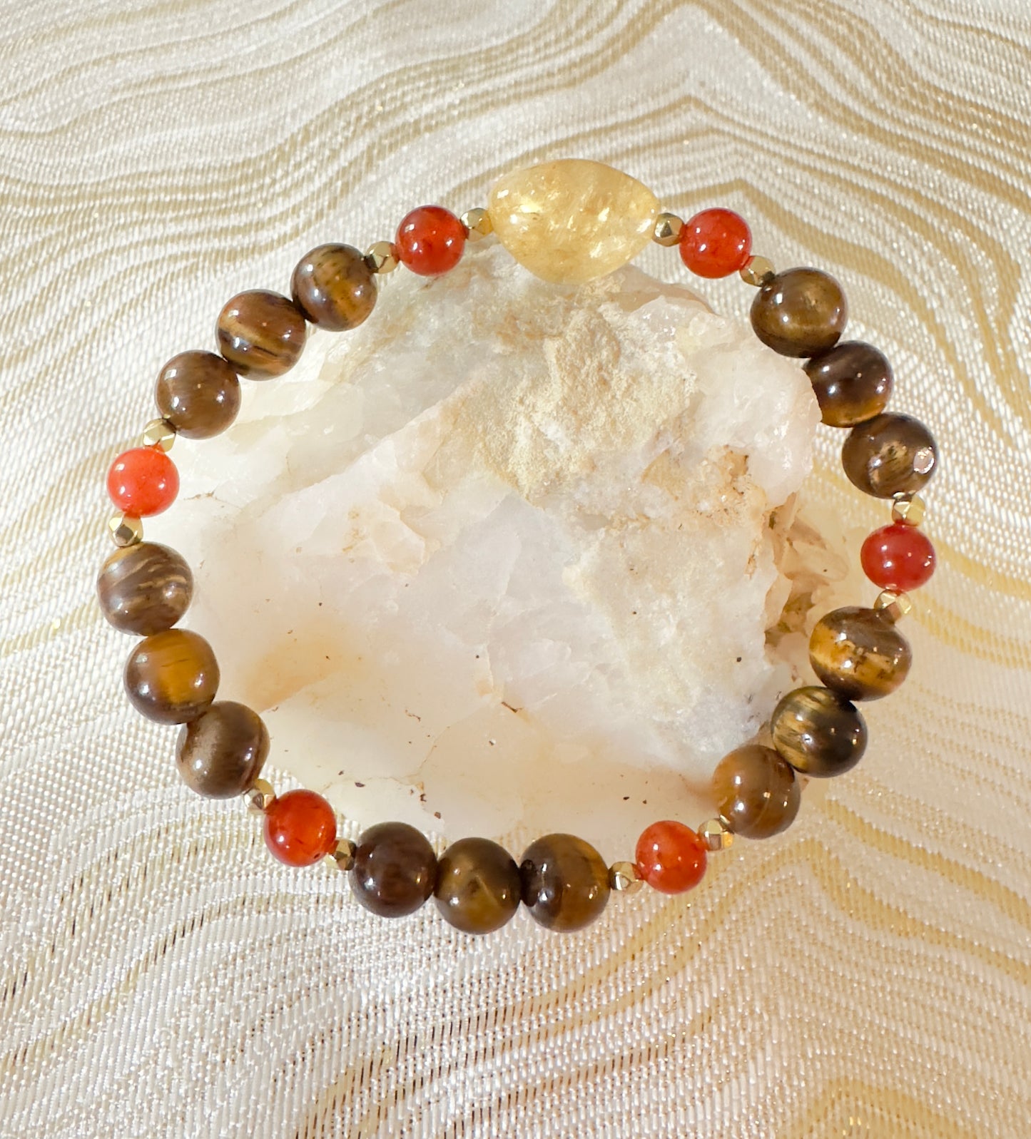 سوار من العقيق الأحمر والسيترين وعين النمر