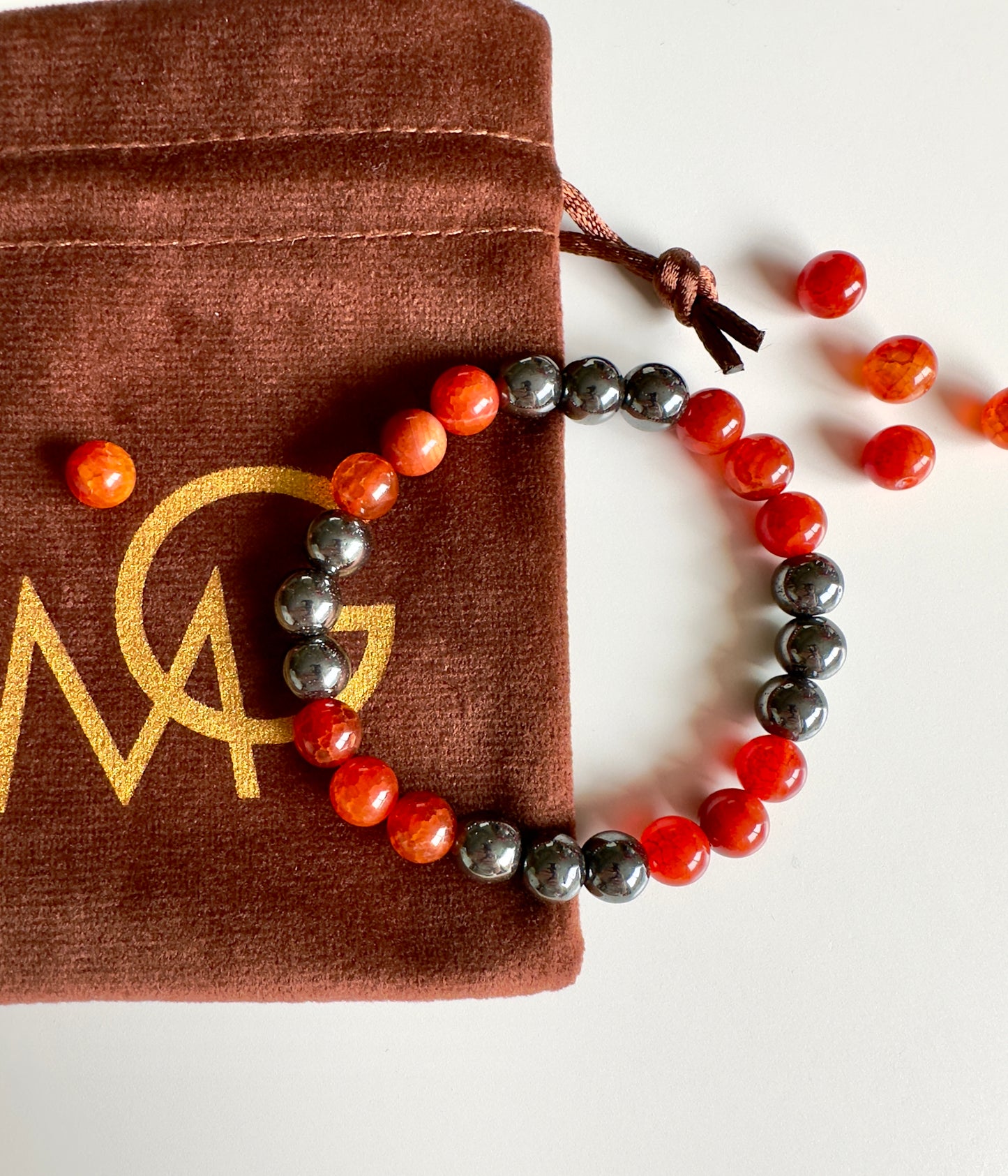سوار من العقيق الأحمر والهيماتيت (للجنسين)