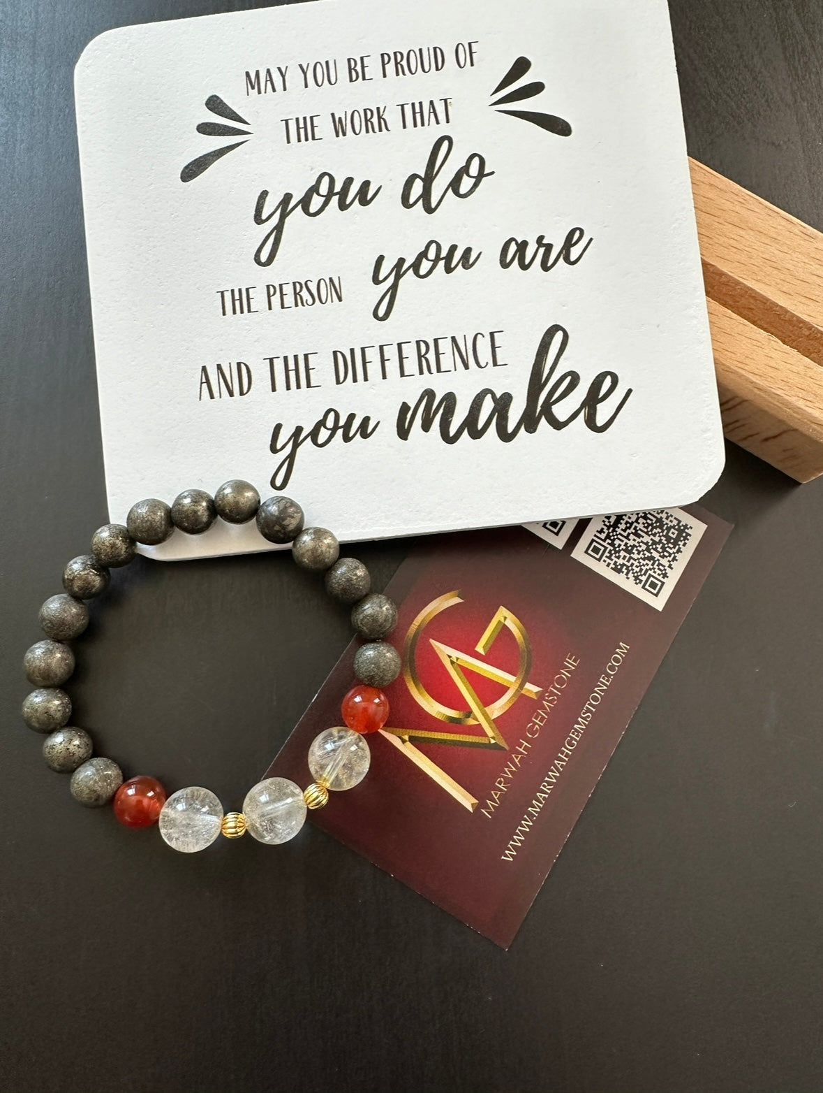 سوار من البيريت والسيترين والعقيق الأحمر