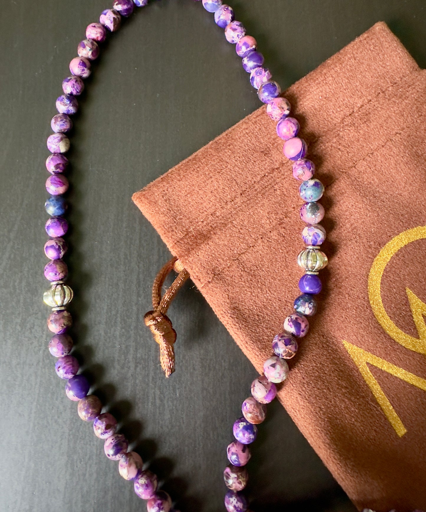 مسبحة من حجر اليشب الإمبراطوري الأرجواني مكونة من 99 حبة