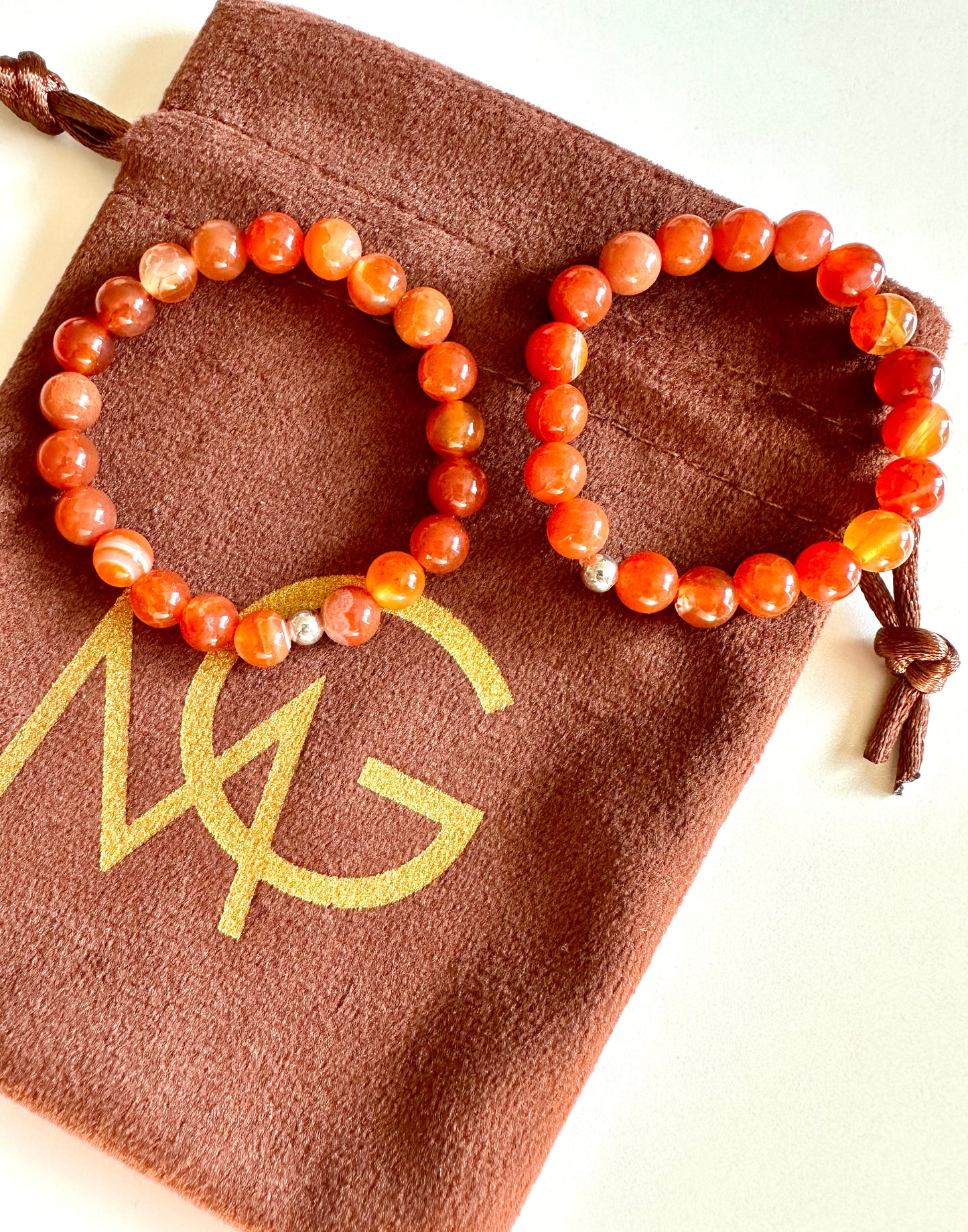 سوار من العقيق الأحمر للأطفال مع فواصل من الفضة عيار 925