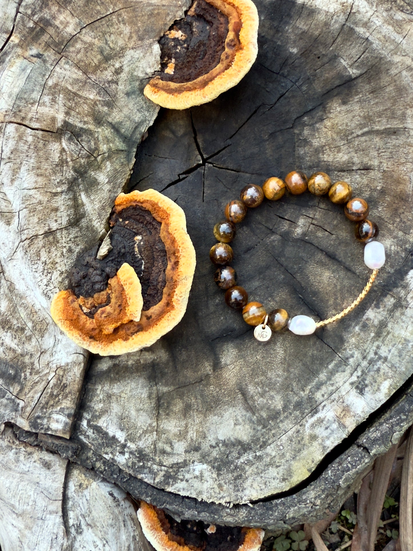 Tiger Eye - Freshwater Pearl Bracelet With Metal Curve