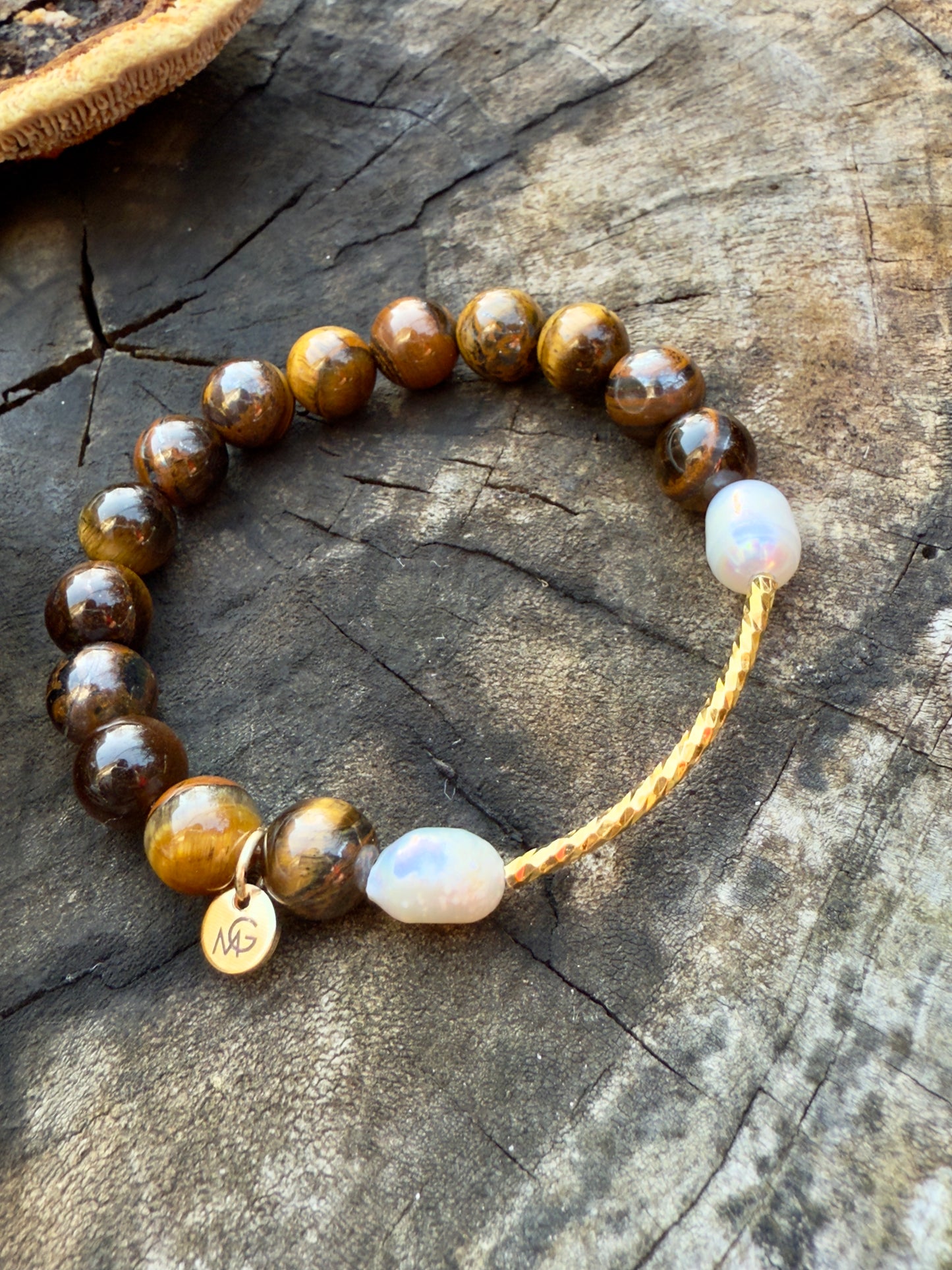Tiger Eye - Freshwater Pearl Bracelet With Metal Curve