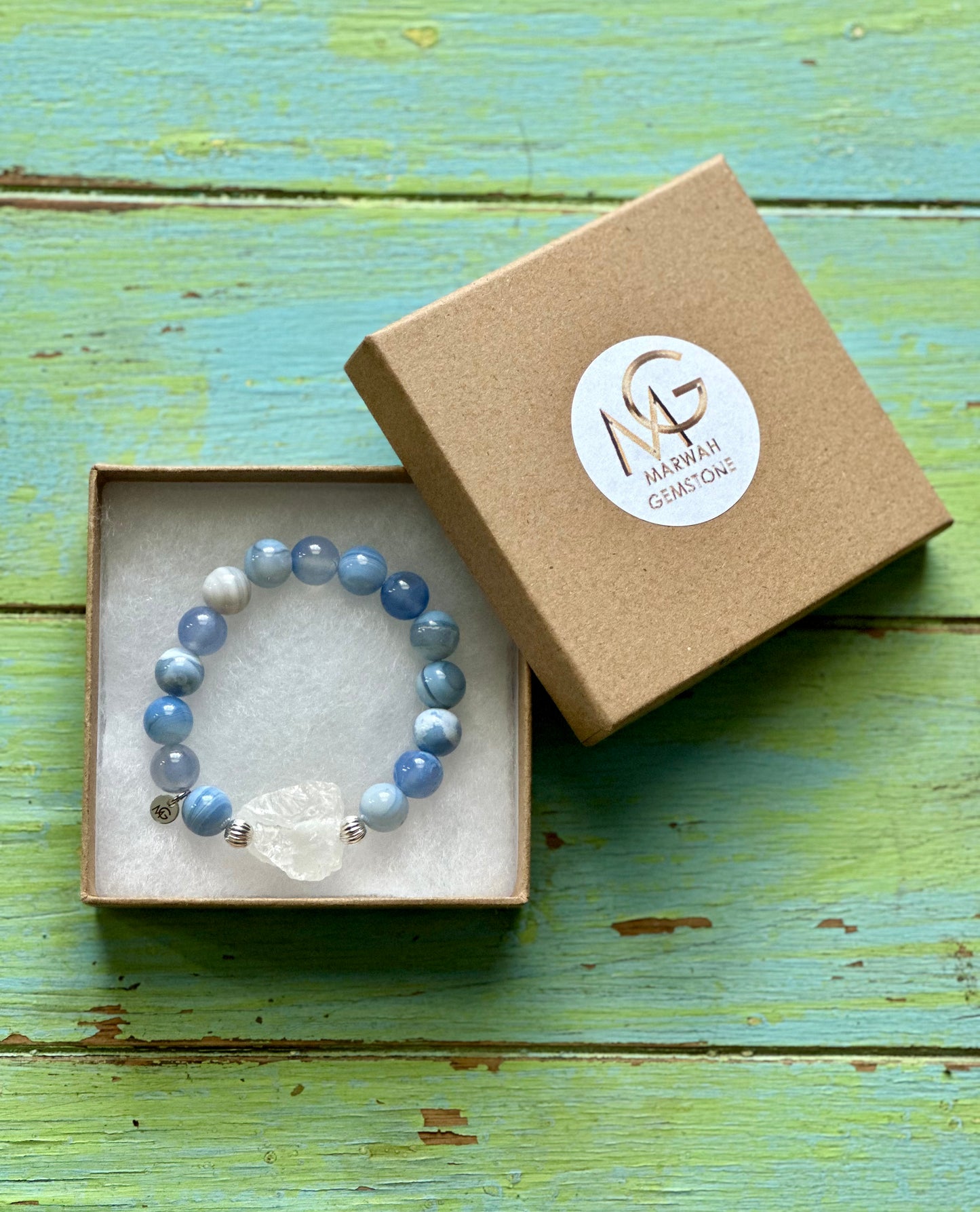 العقيق الأزرق والكوارتز الأبيض